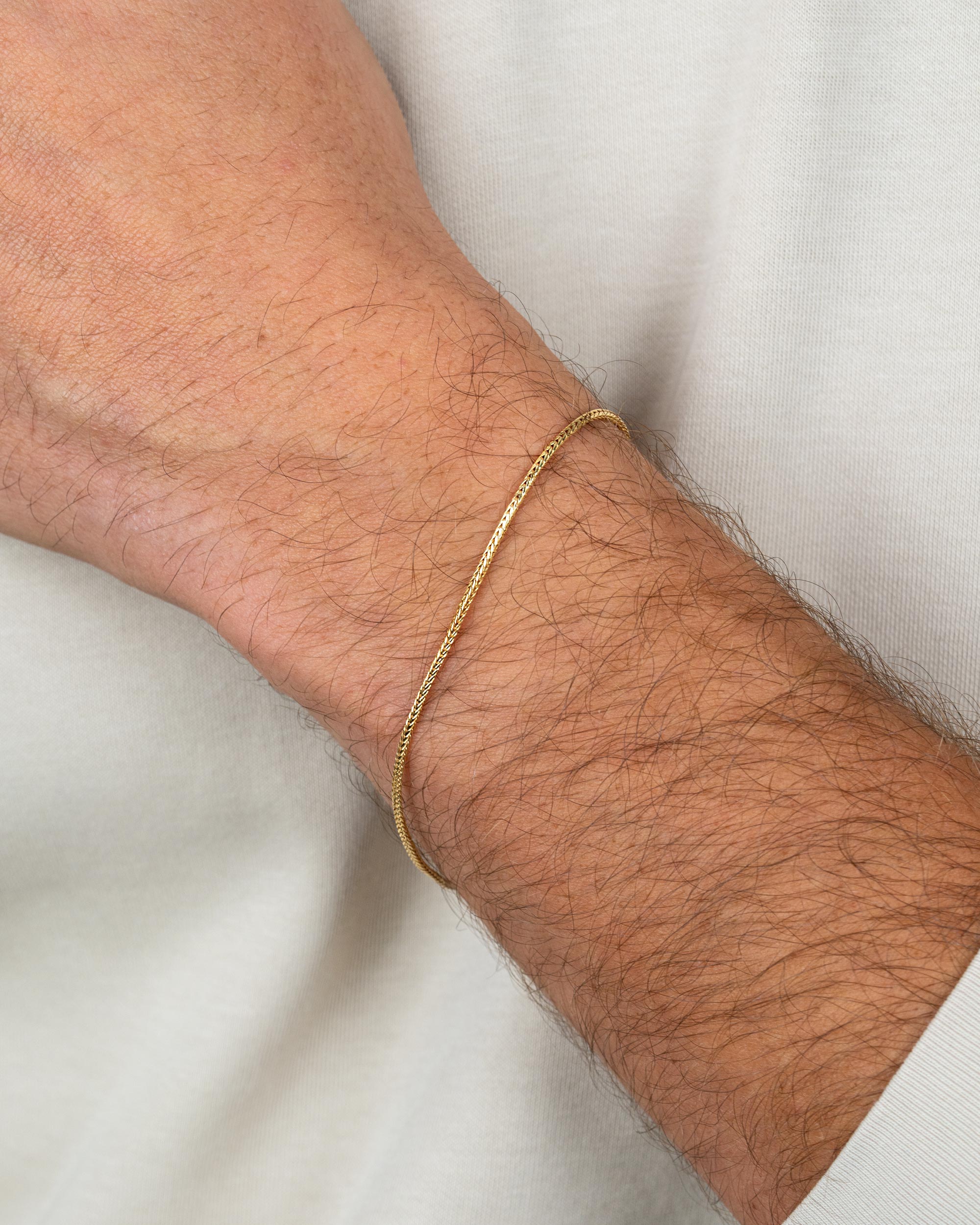 men wearing the gold plated foxtail bracelet – close-up shot – Fravour
#material_14ct Gold Plated