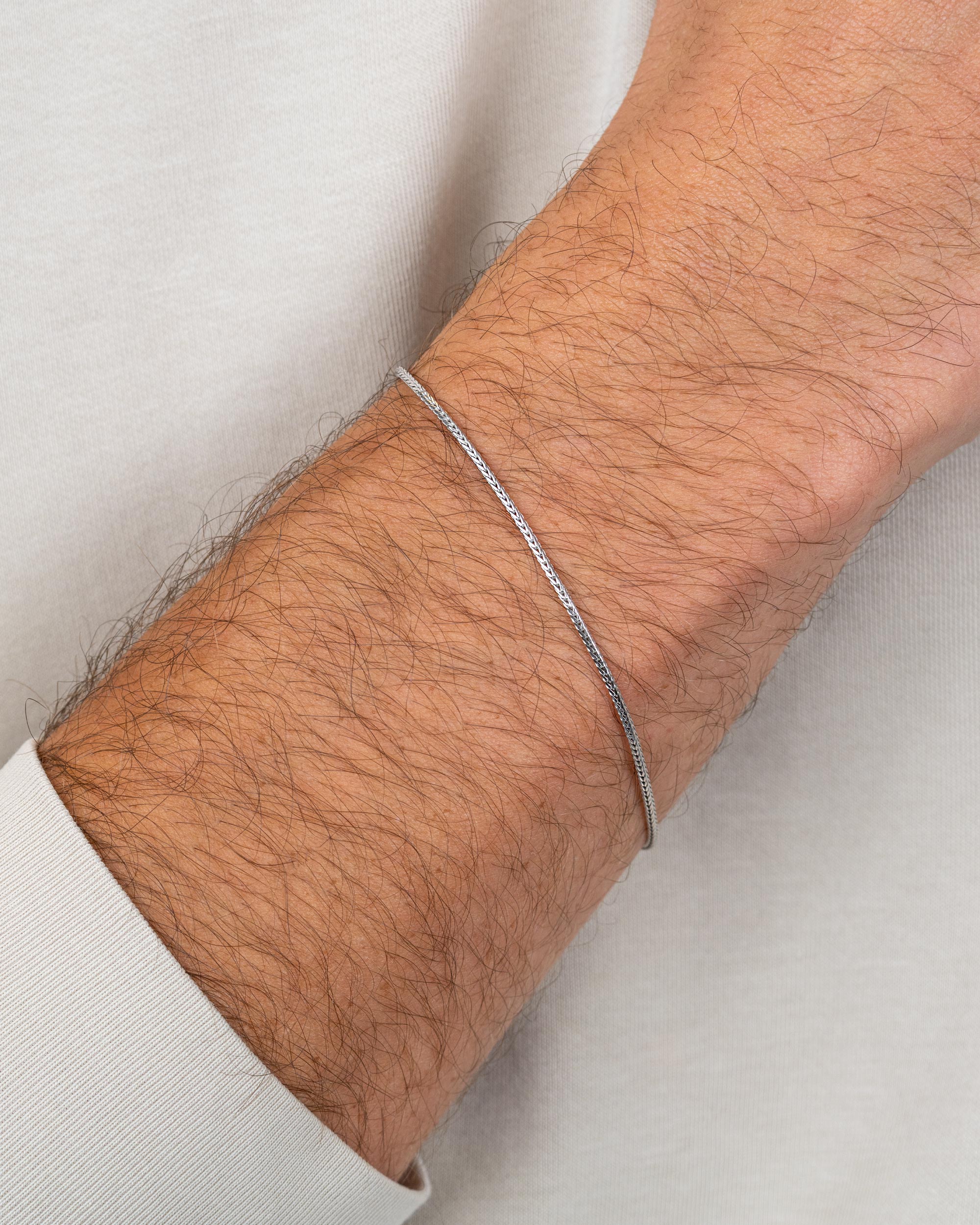 men wearing the sterling silver foxtail bracelet – close-up shot – Fravour
#material_925 Sterling Silver