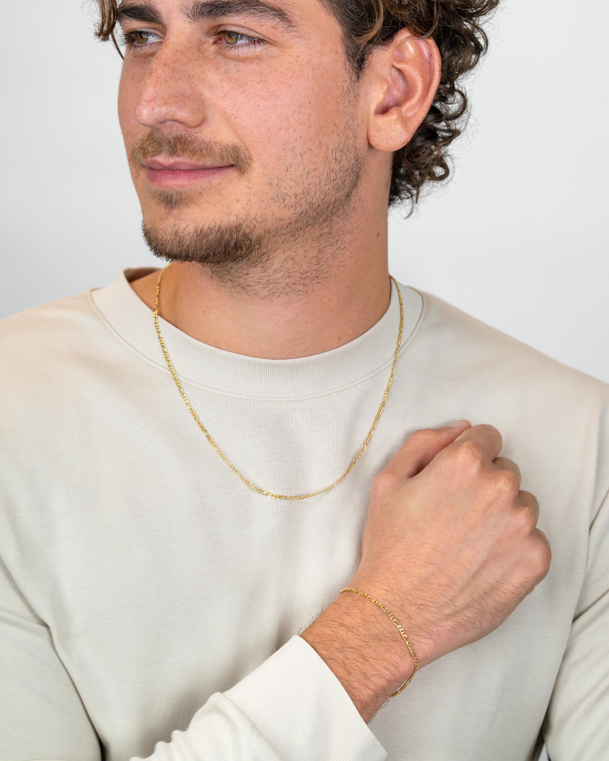 men’s figaro bracelet worn in full-body look – gold plated – Fravour
#material_14ct Gold Plated