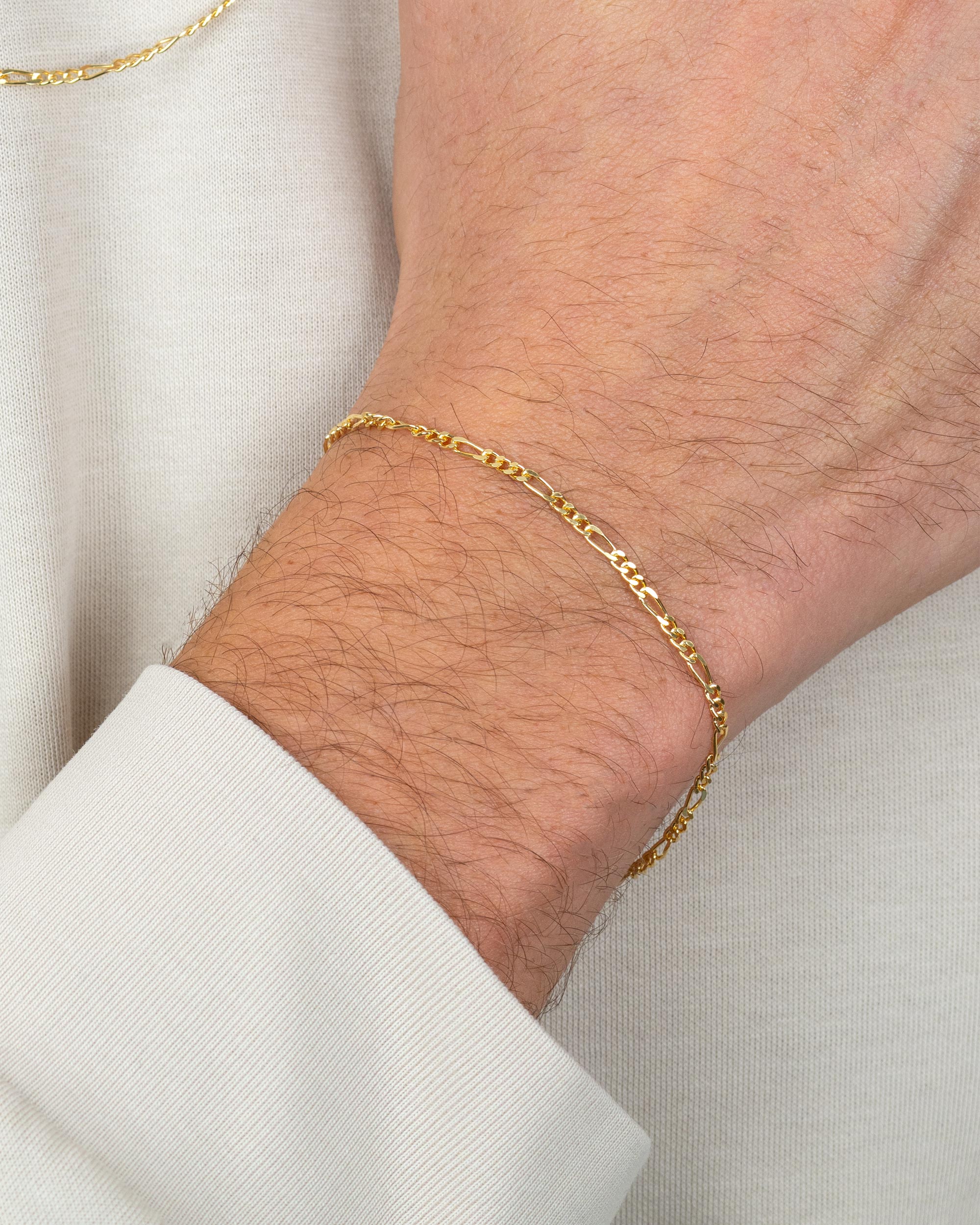 men wearing the gold plated figaro bracelet – close-up shot – Fravour
#material_14ct Gold Plated