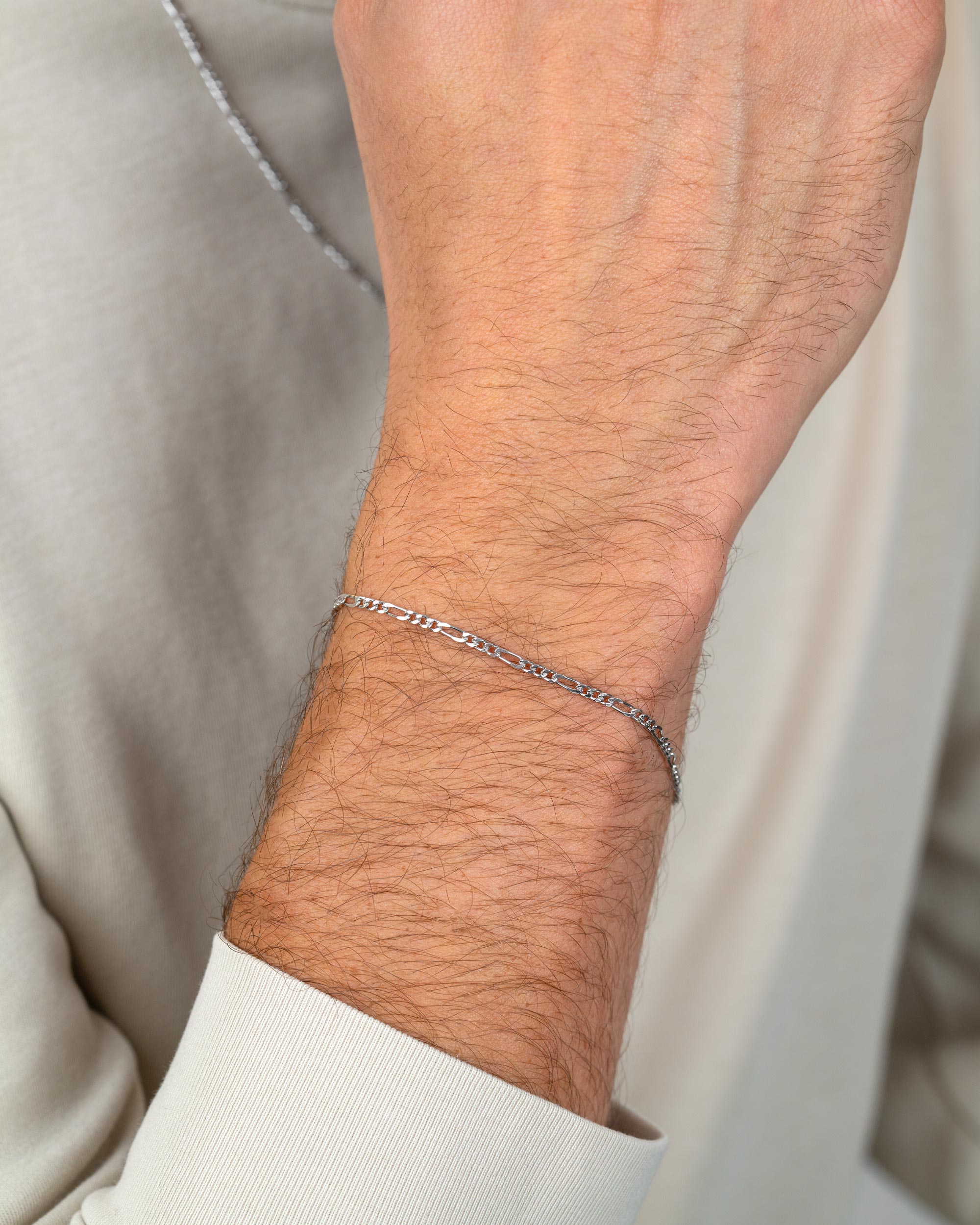 men wearing the sterling silver figaro bracelet – close-up shot – Fravour
#material_925 Sterling Silver