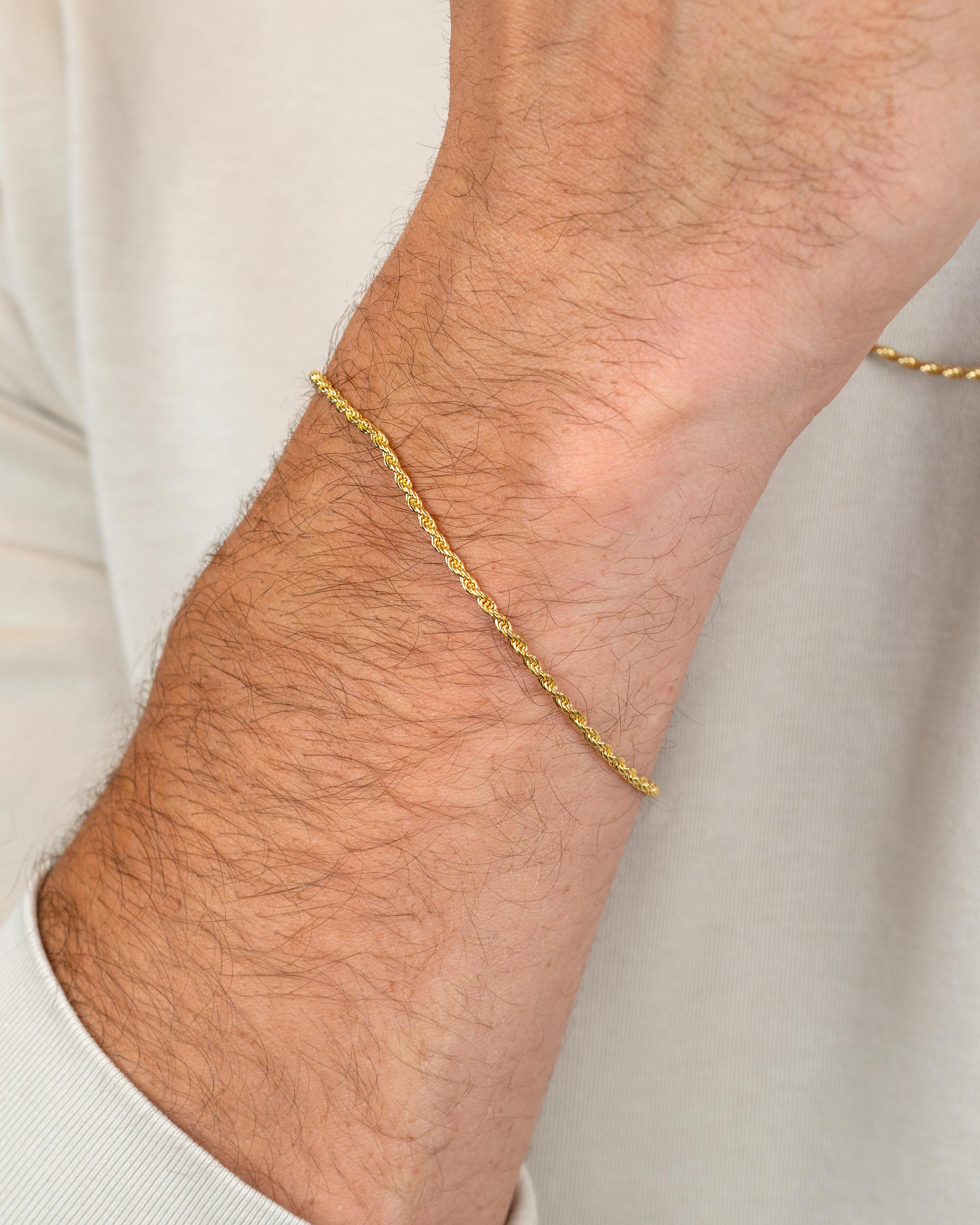 men wearing the gold plated rope bracelet – close-up shot – Fravour
#material_14ct Gold Plated