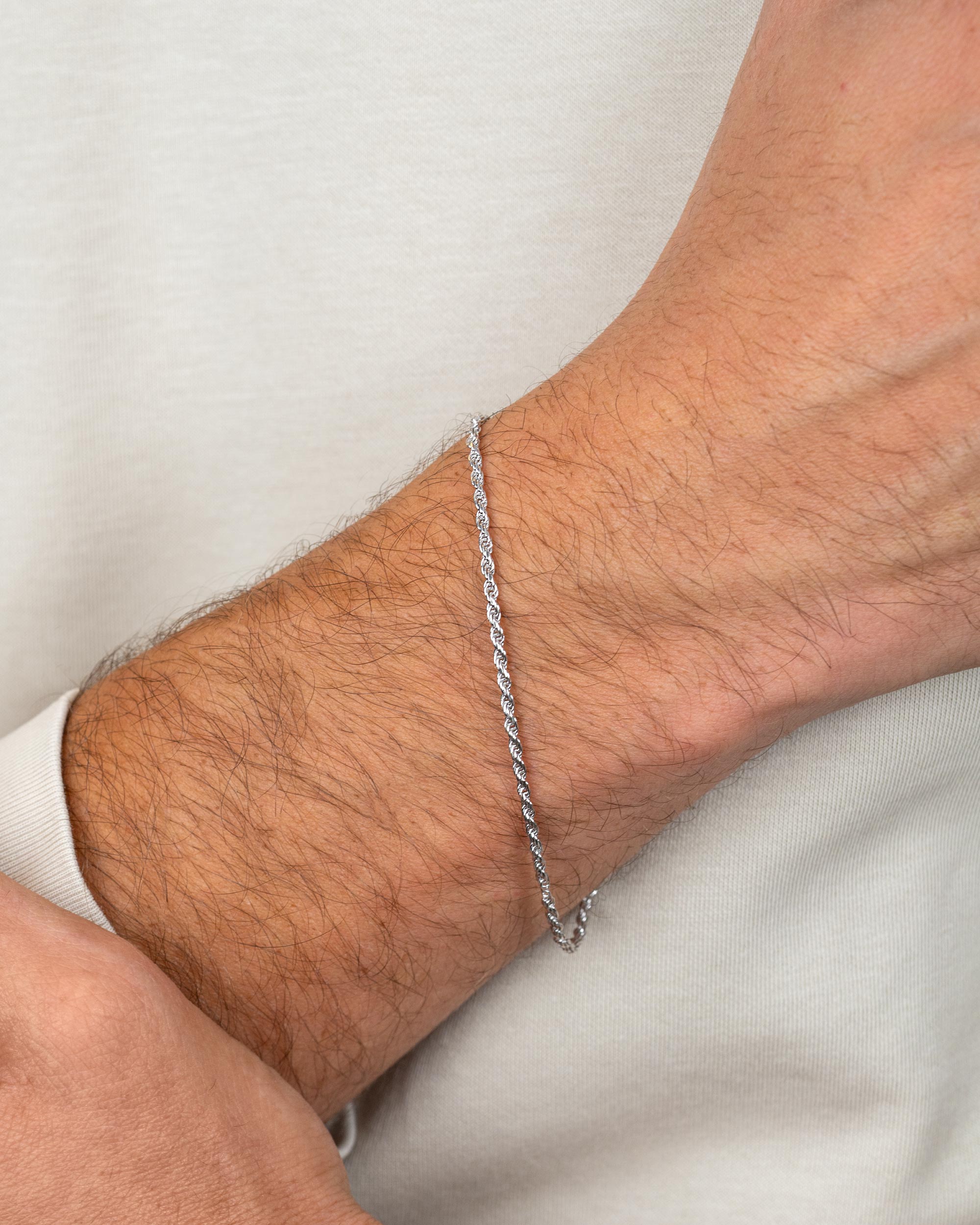 men wearing the sterling silver rope bracelet – close-up shot – Fravour
#material_925 Sterling Silver