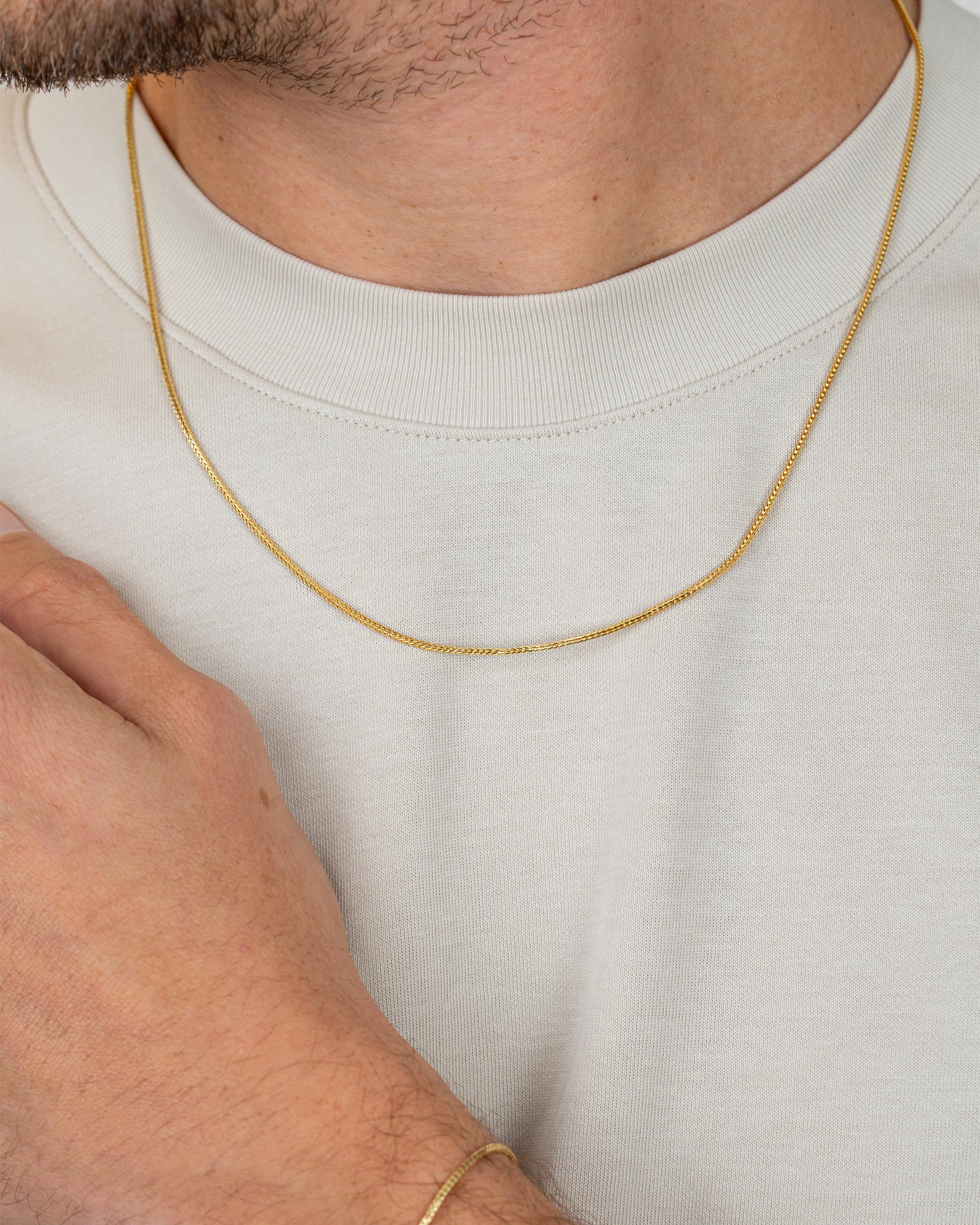 men wearing the gold plated foxtail chain necklace – close-up shot – Fravour
#material_14ct Gold Plated