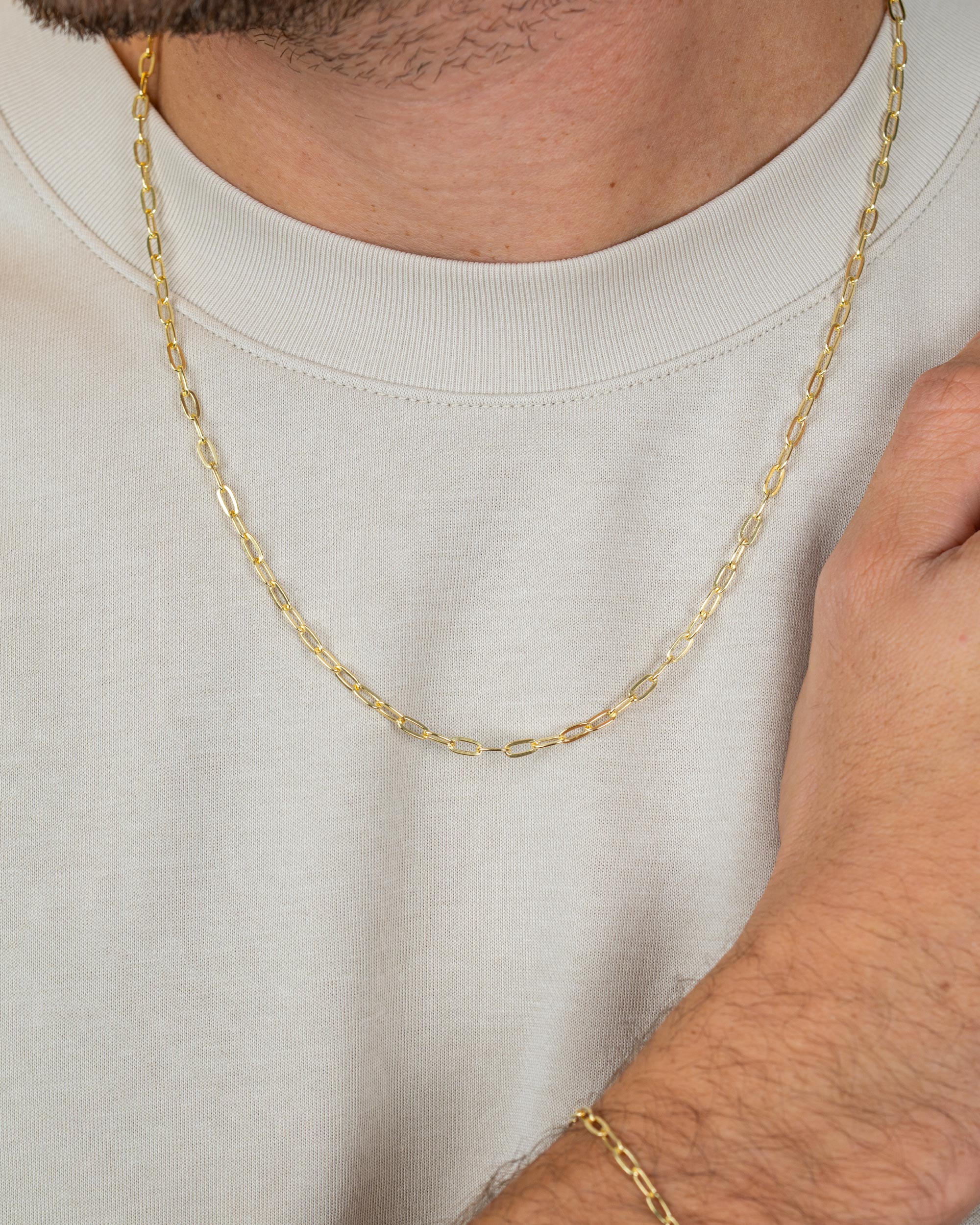 men wearing the gold plated oval chain necklace – close-up shot – Fravour
#material_14ct Gold Plated