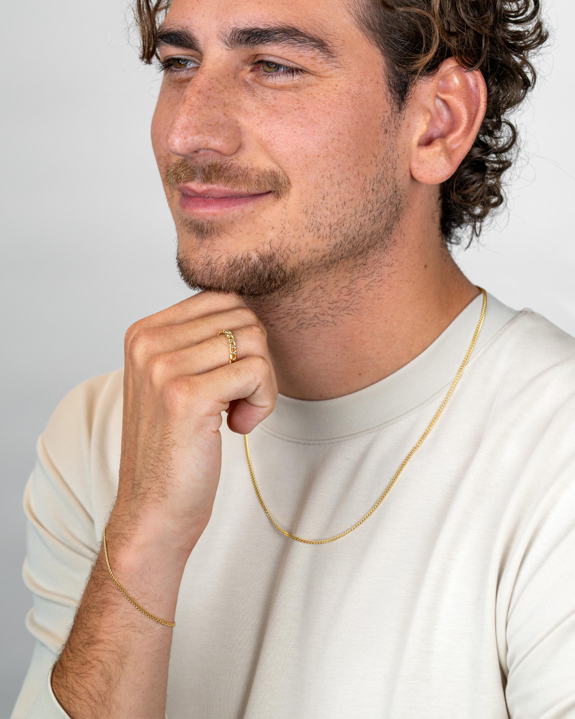 men’s curb chain necklace worn in full-body look – gold plated – Fravour
#material_14ct Gold Plated