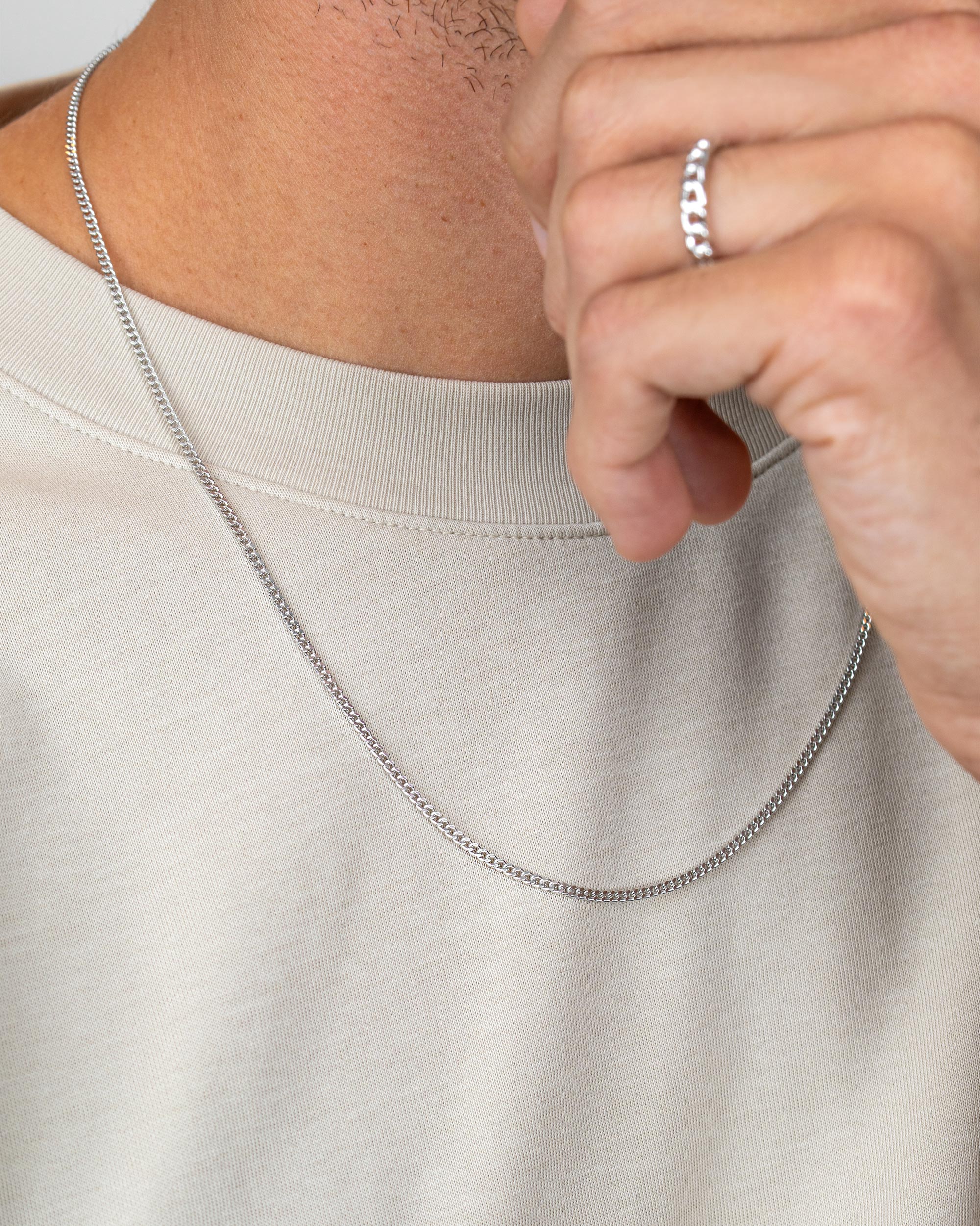 men wearing the sterling silver curb chain necklace – close-up shot – Fravour
#material_925 Sterling Silver