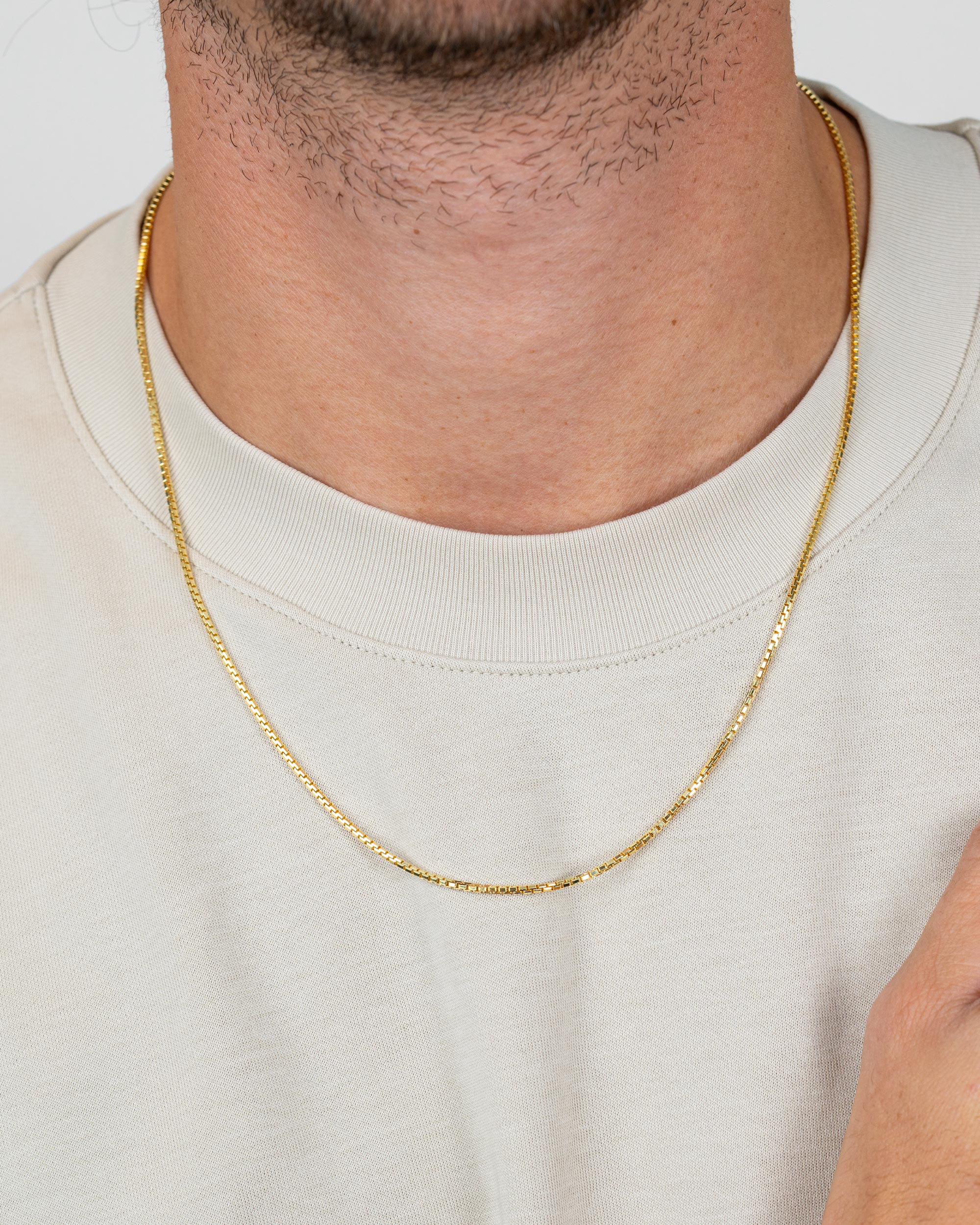 men wearing the gold plated box chain necklace – close-up shot – Fravour
#material_14ct Gold Plated