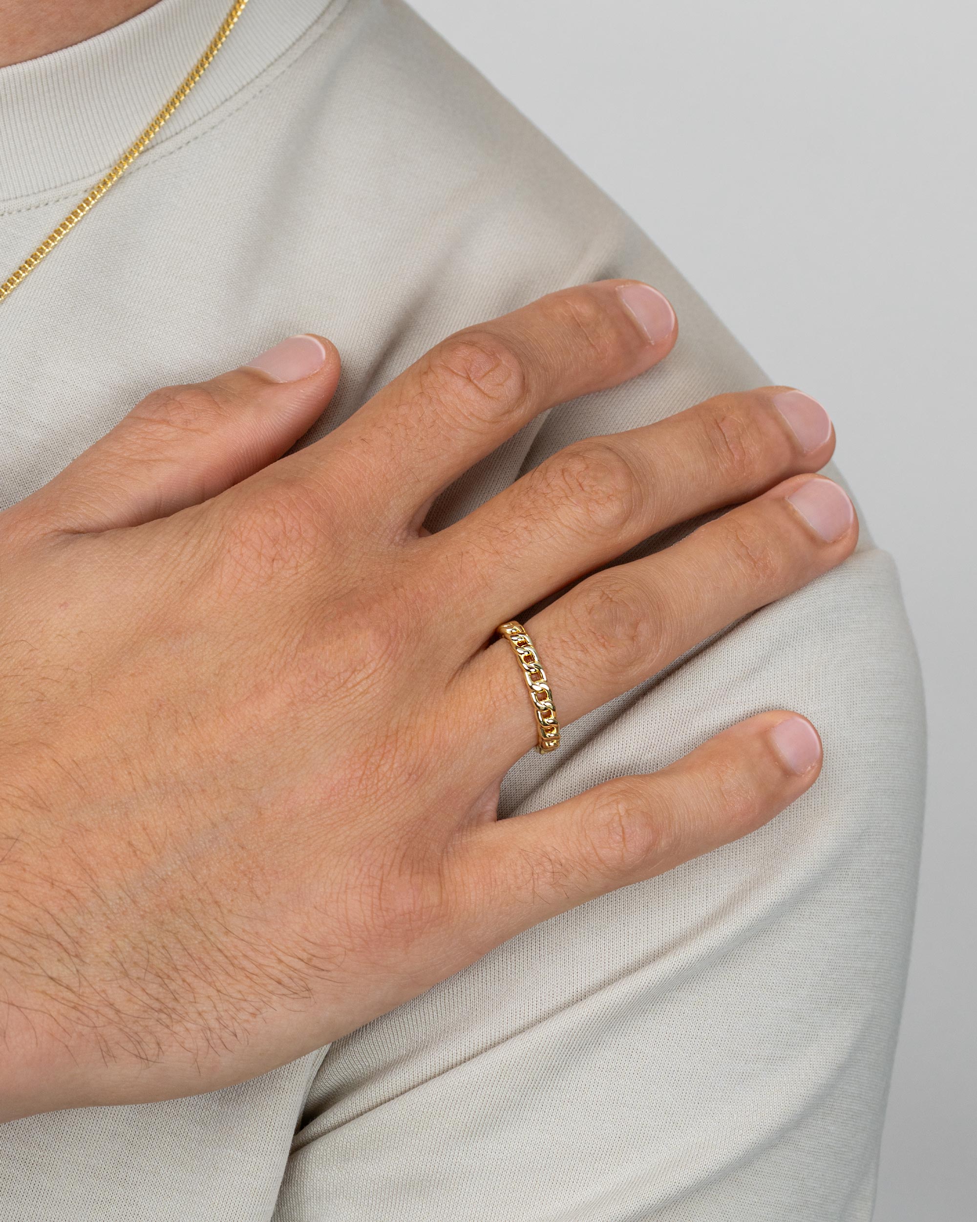 man wearing the gold plated curb ring – close-up – Fravour
#material_14ct Gold Plated
