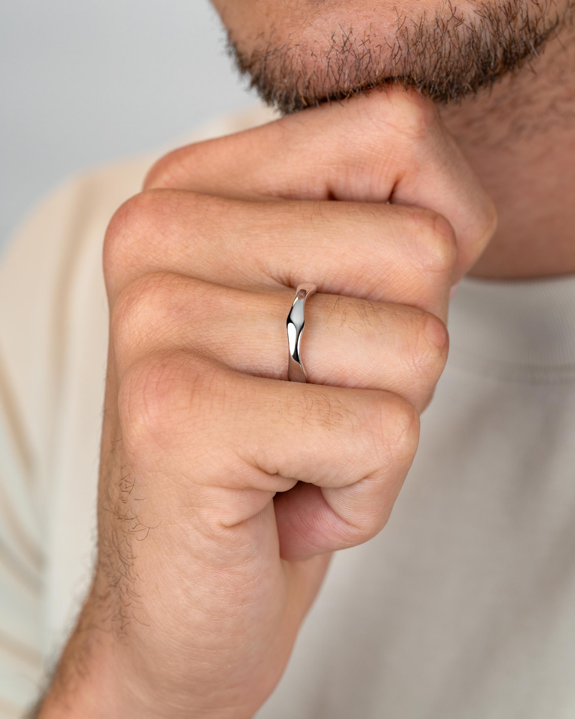 man wearing the sterling silver wave ring – close-up – Fravour
#material_925 Sterling Silver