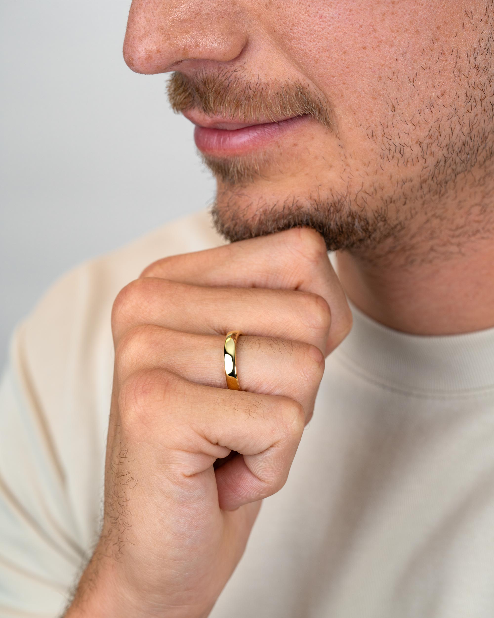 man wearing the gold plated band ring – close-up – Fravour
#material_14ct Gold Plated