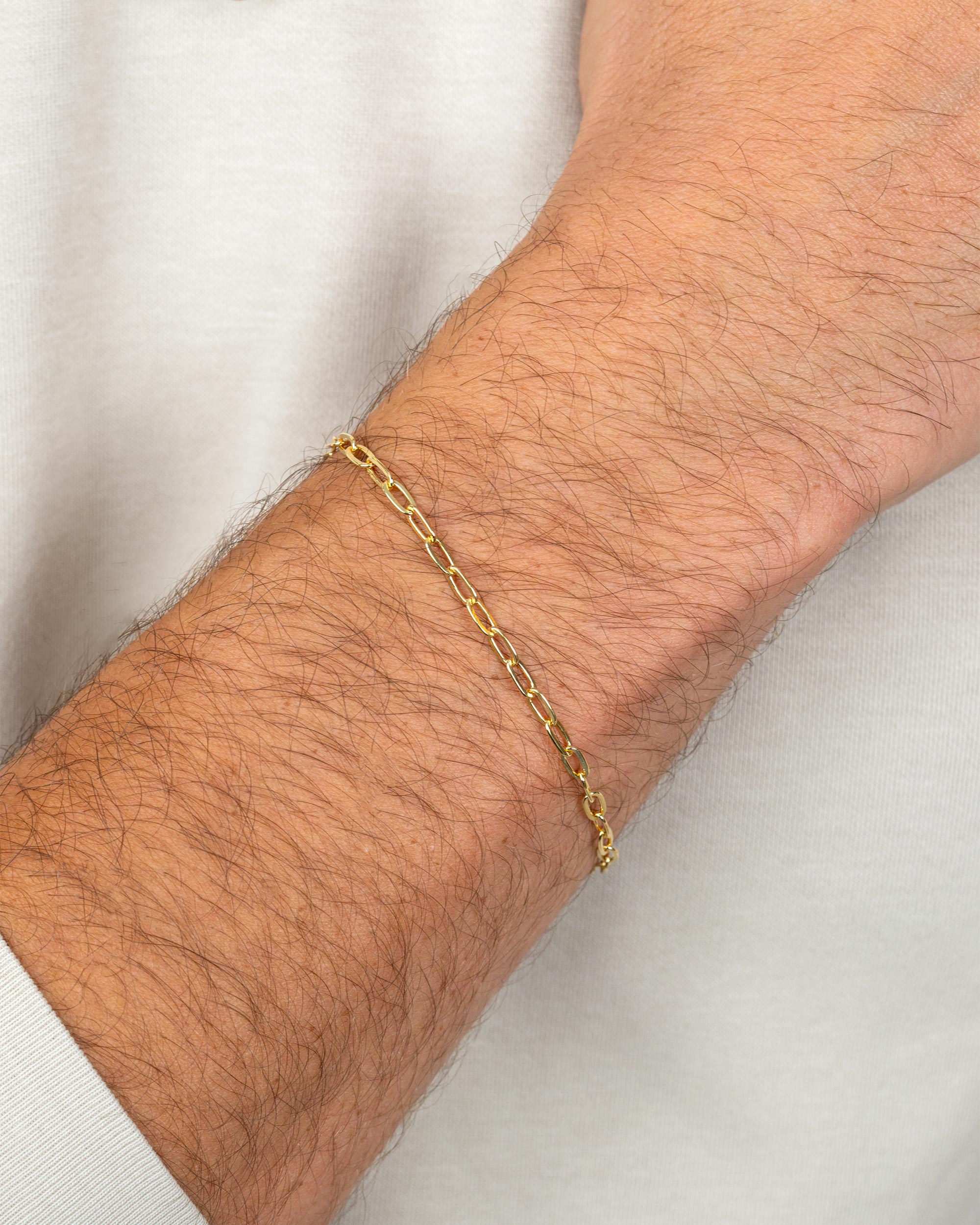 men wearing the gold plated oval bracelet – close-up shot – Fravour
#material_14ct Gold Plated