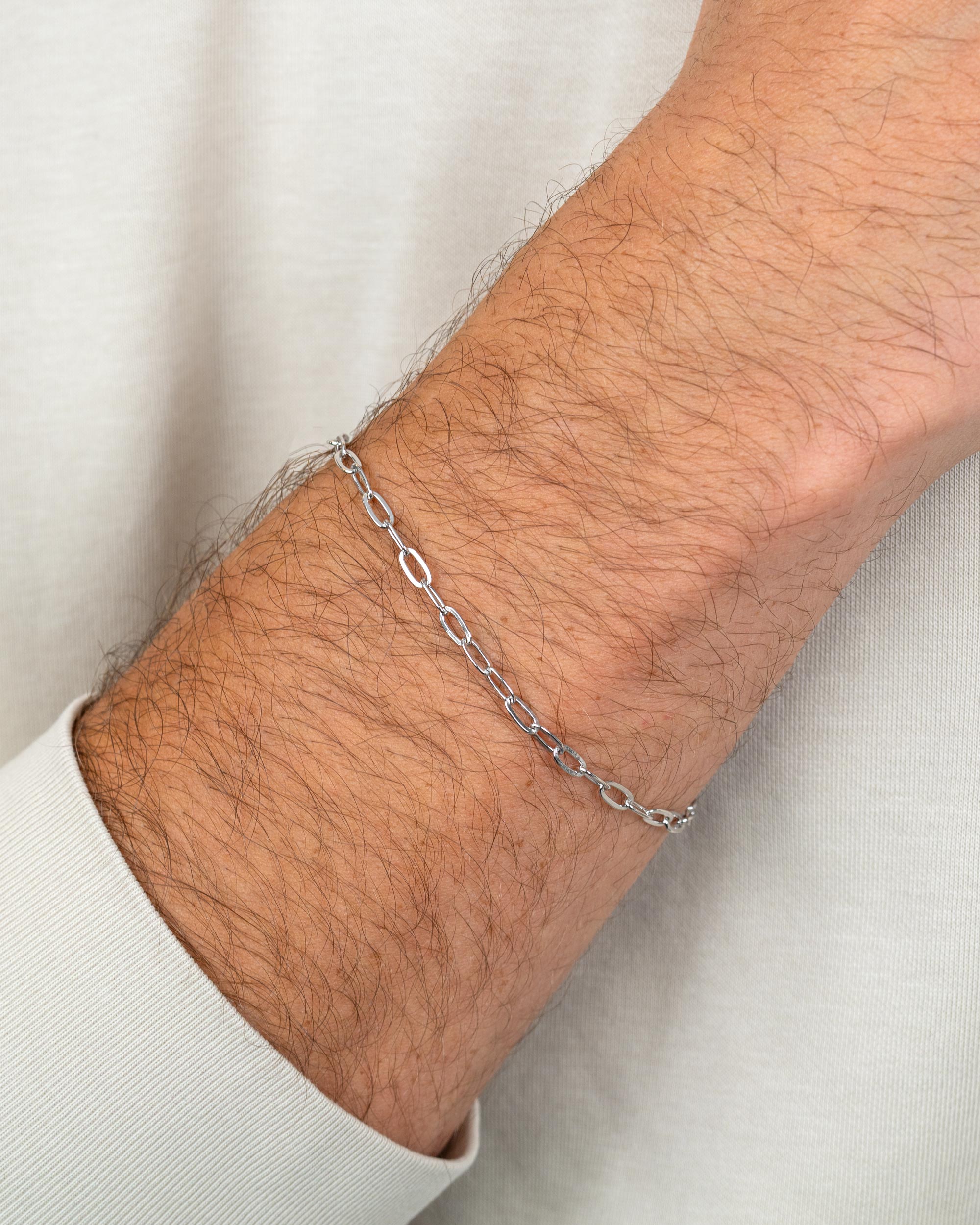 men wearing the sterling silver oval bracelet – close-up shot – Fravour
#material_925 Sterling Silver