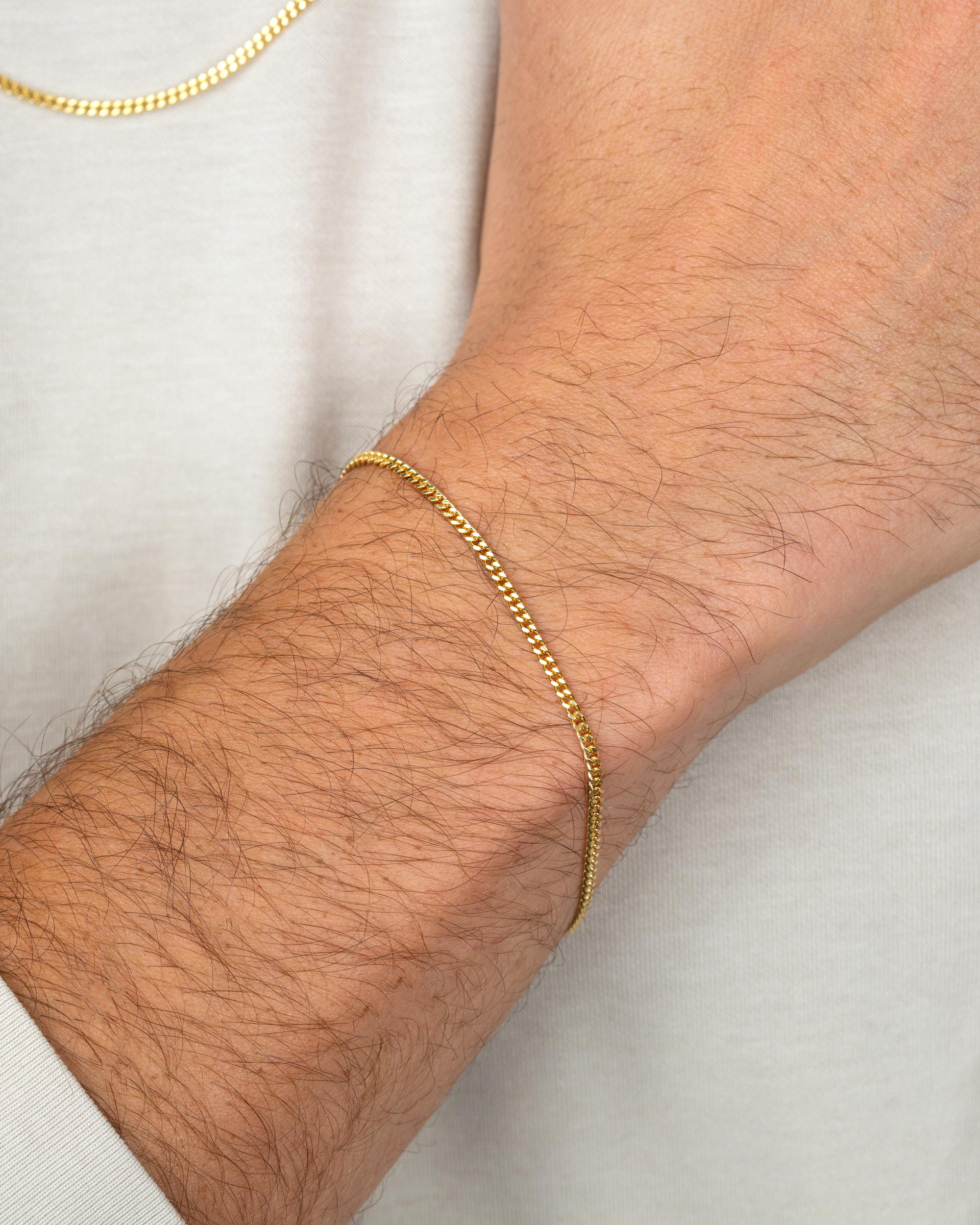 men wearing the gold plated curb bracelet – close-up shot – Fravour
#material_14ct Gold Plated