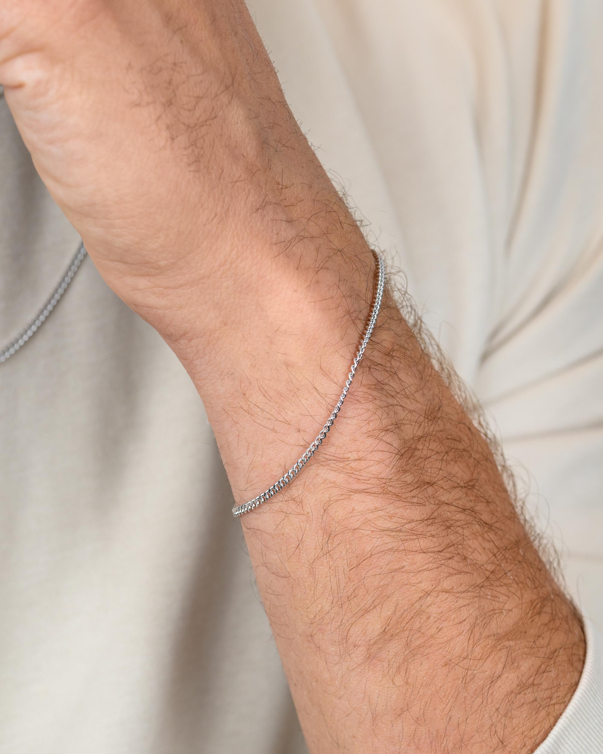 men wearing the sterling silver curb bracelet – close-up shot – Fravour
#material_925 Sterling Silver