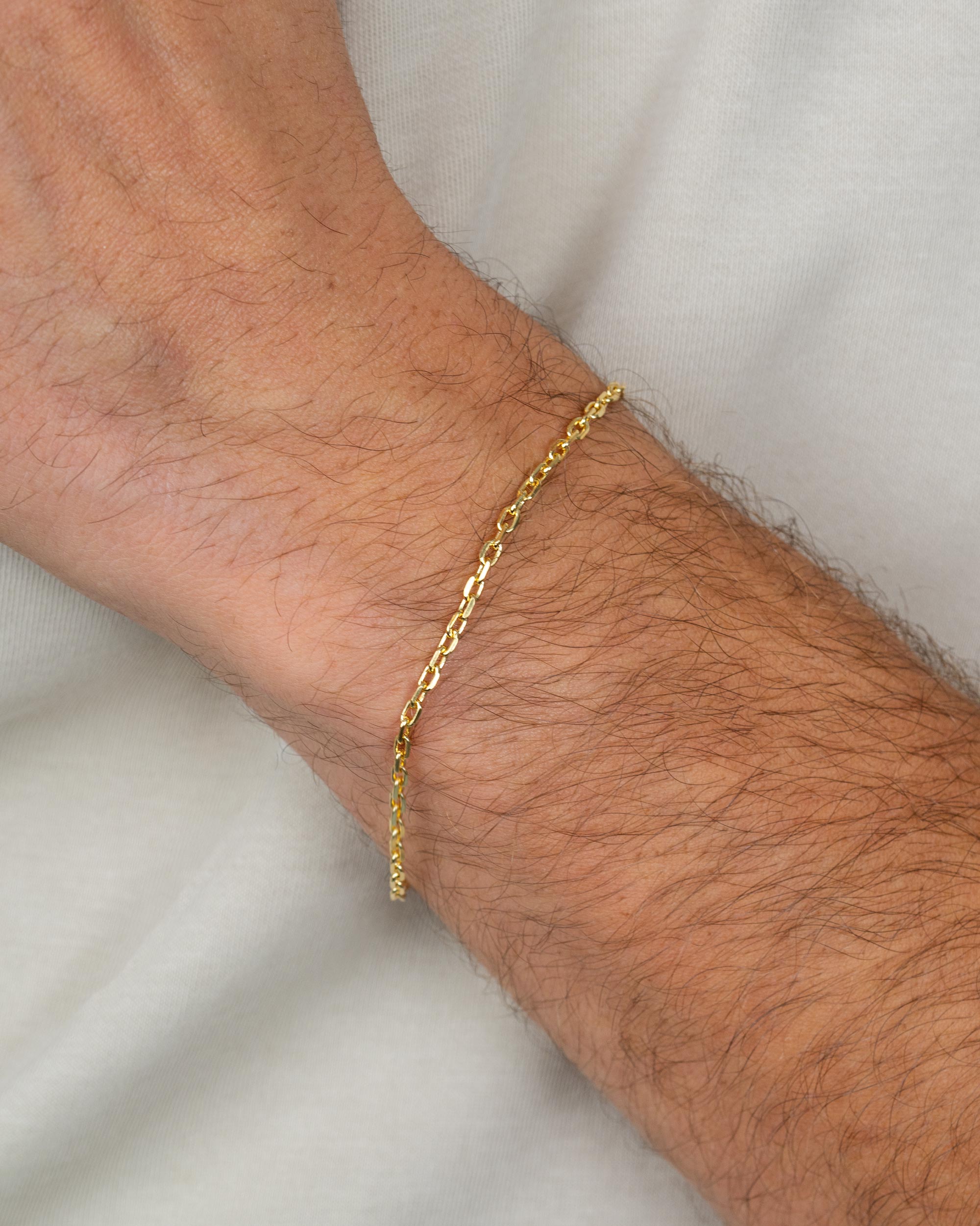 men wearing the gold plated cable bracelet – close-up shot – Fravour
#material_14ct Gold Plated