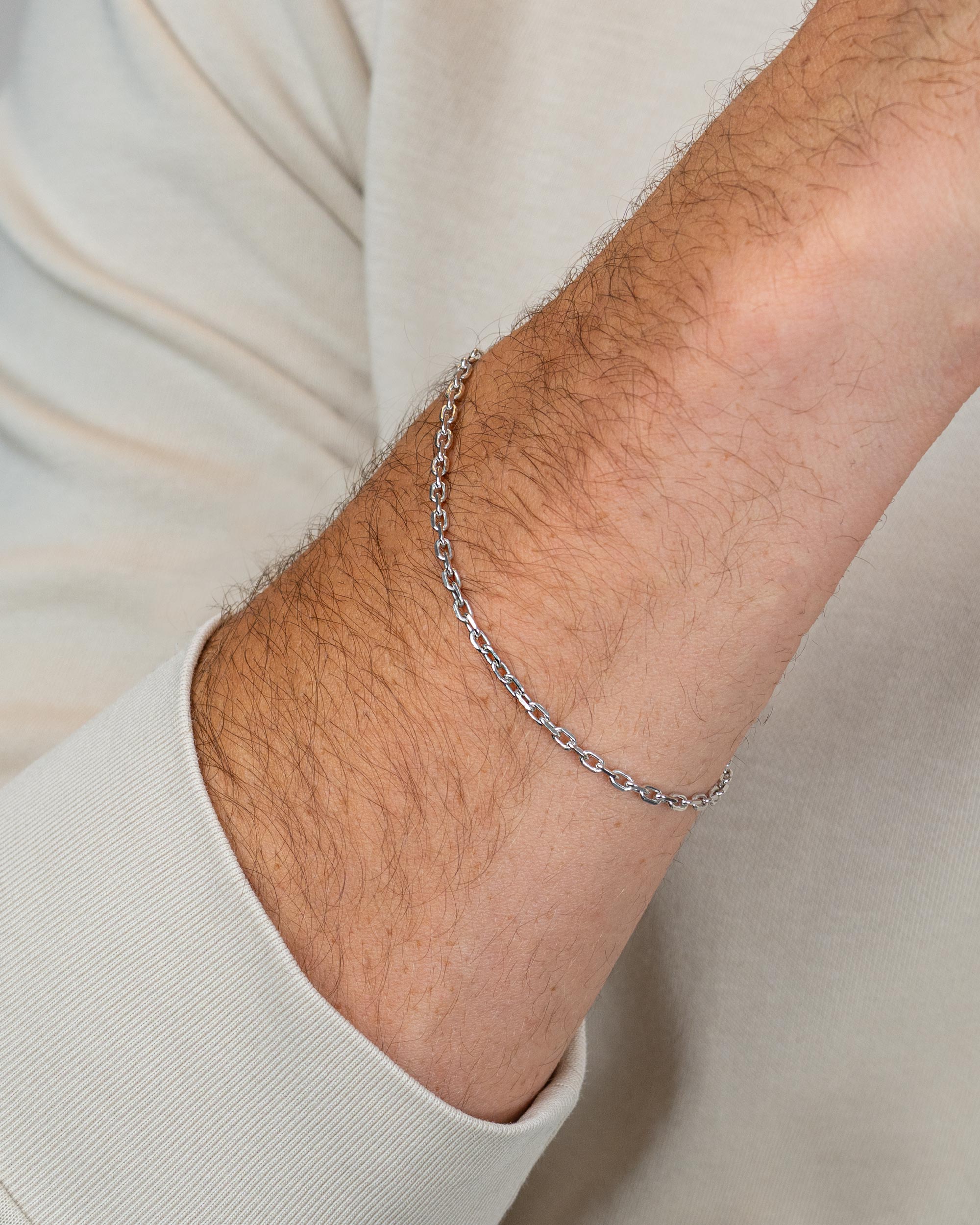 men wearing the sterling silver cable bracelet – close-up shot – Fravour
#material_925 Sterling Silver