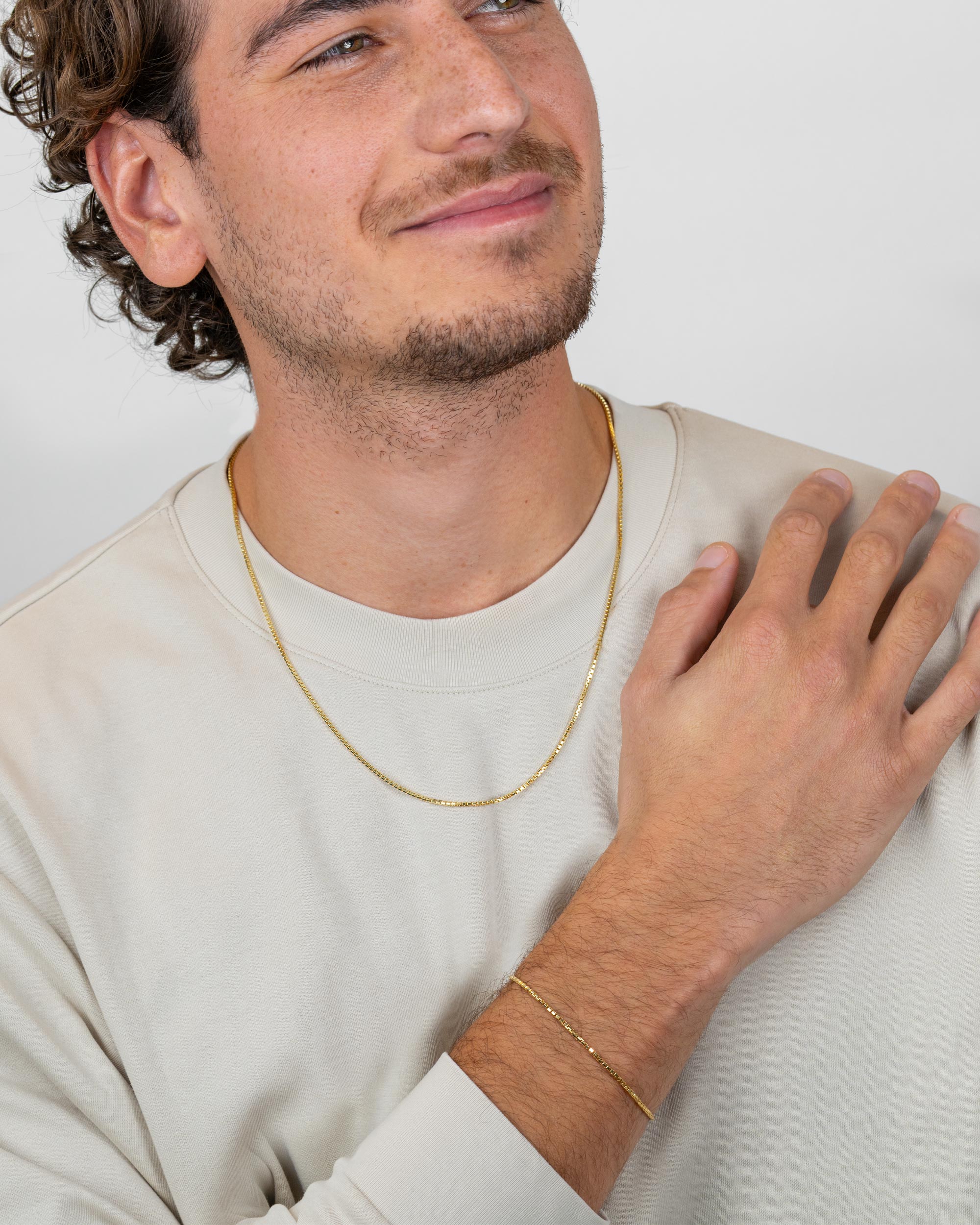 men’s box bracelet worn in full-body look – gold plated – Fravour
#material_14ct Gold Plated