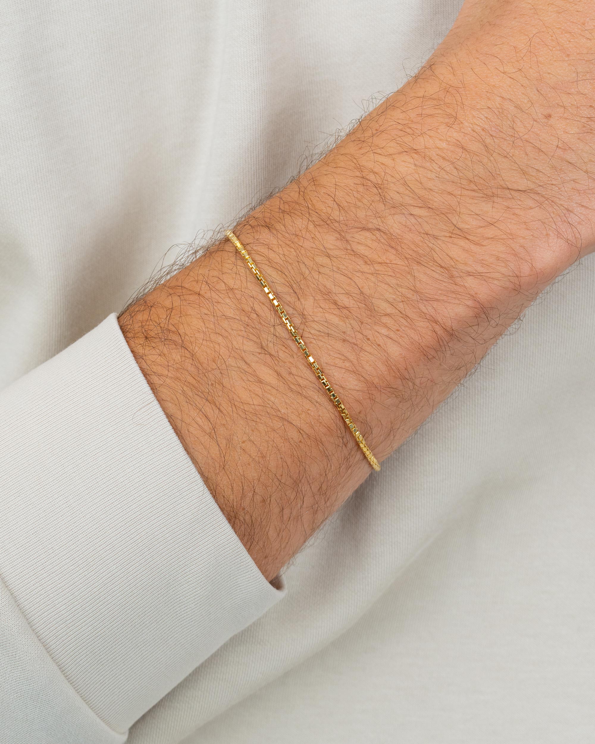men wearing the gold plated box bracelet – close-up shot – Fravour
#material_14ct Gold Plated