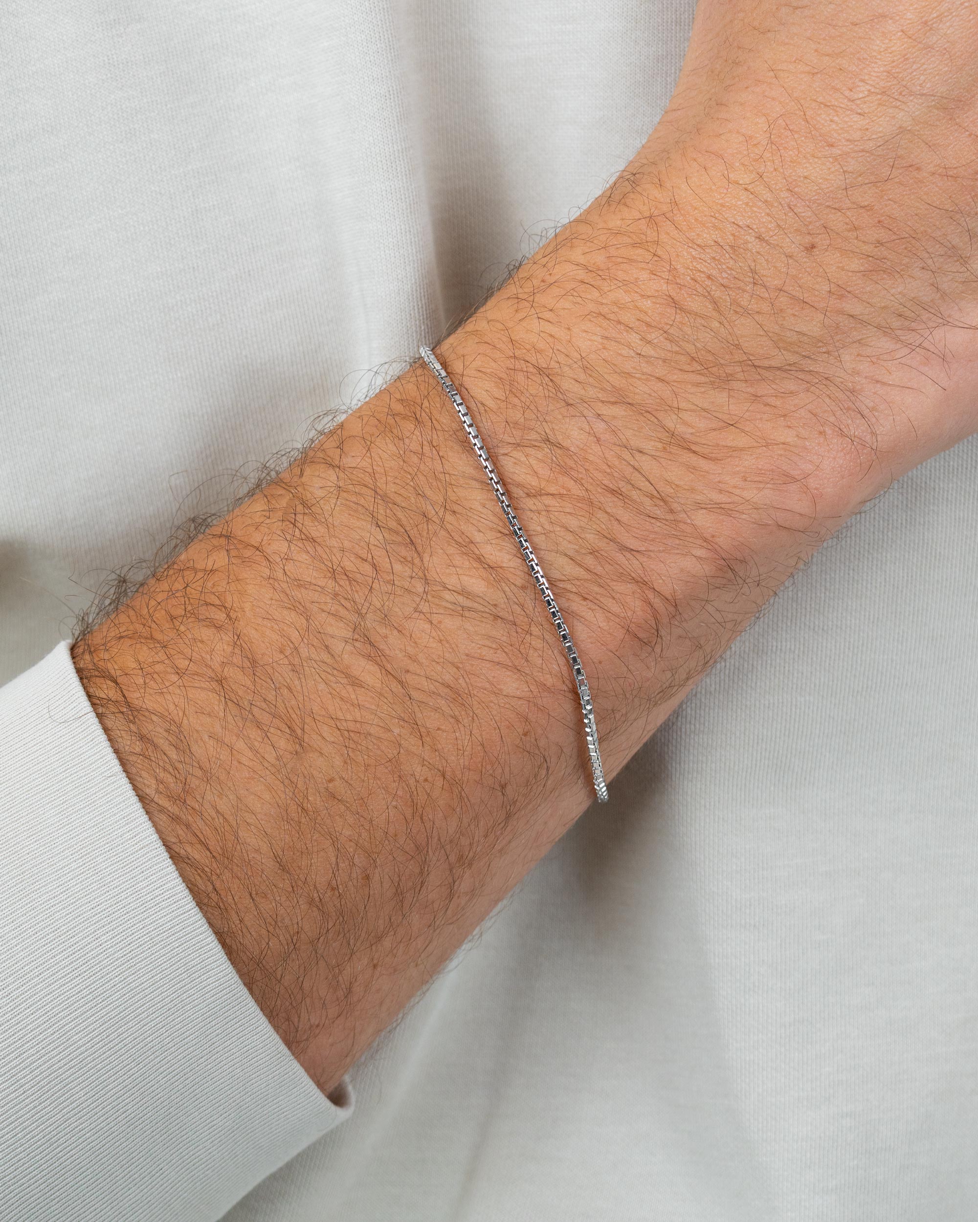 men wearing the sterling silver box bracelet – close-up shot – Fravour
#material_925 Sterling Silver