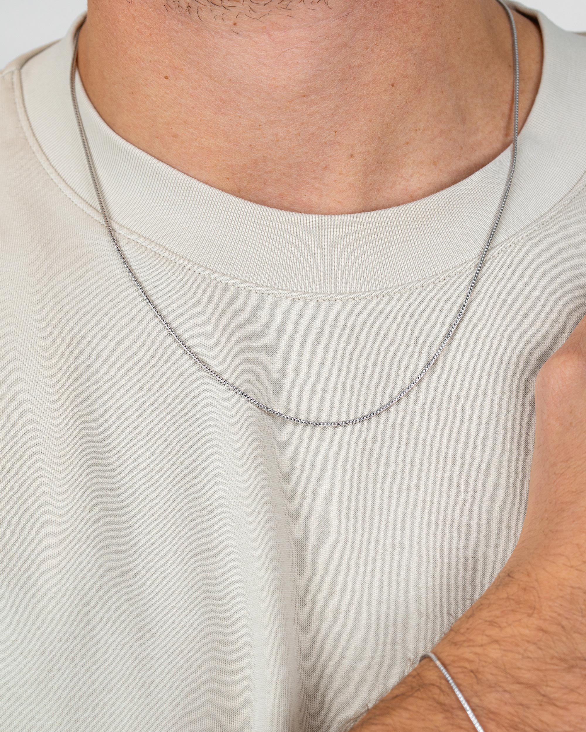 men wearing the sterling silver foxtail chain necklace – close-up shot – Fravour
#material_925 Sterling Silver