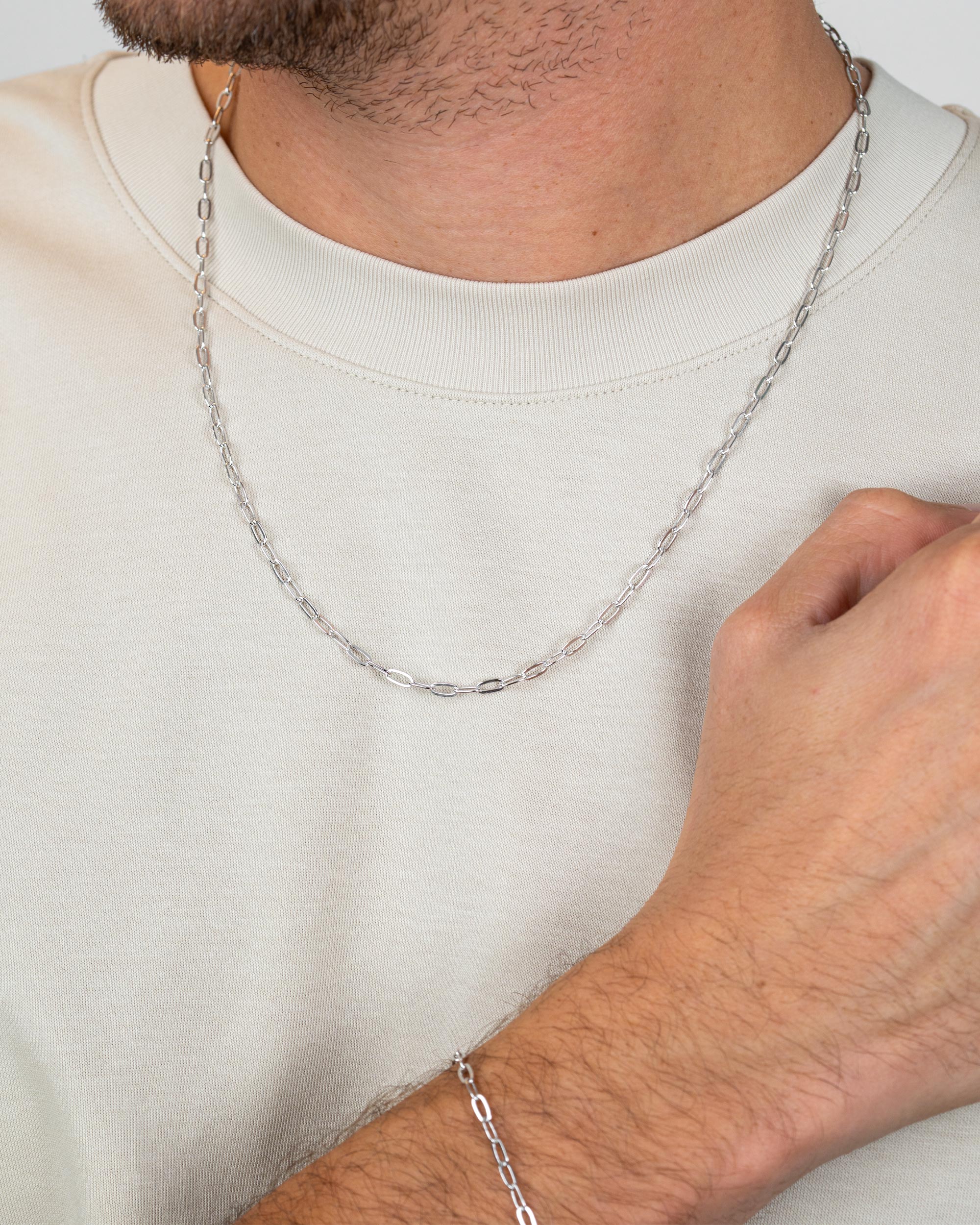 men wearing the sterling silver oval chain necklace – close-up shot – Fravour
#material_925 Sterling Silver