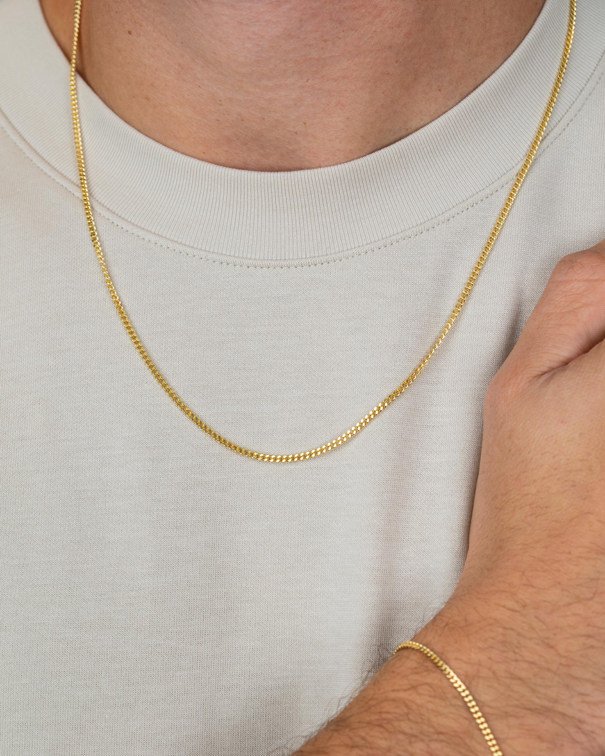 men wearing the gold plated curb chain necklace – close-up shot – Fravour
#material_14ct Gold Plated
