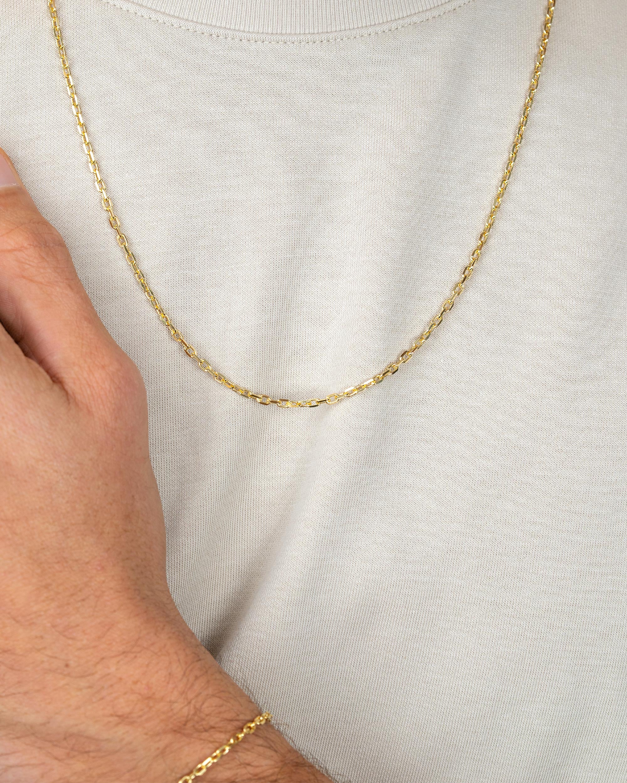 men wearing the gold plated cable chain necklace – close-up shot – Fravour
#material_14ct Gold Plated