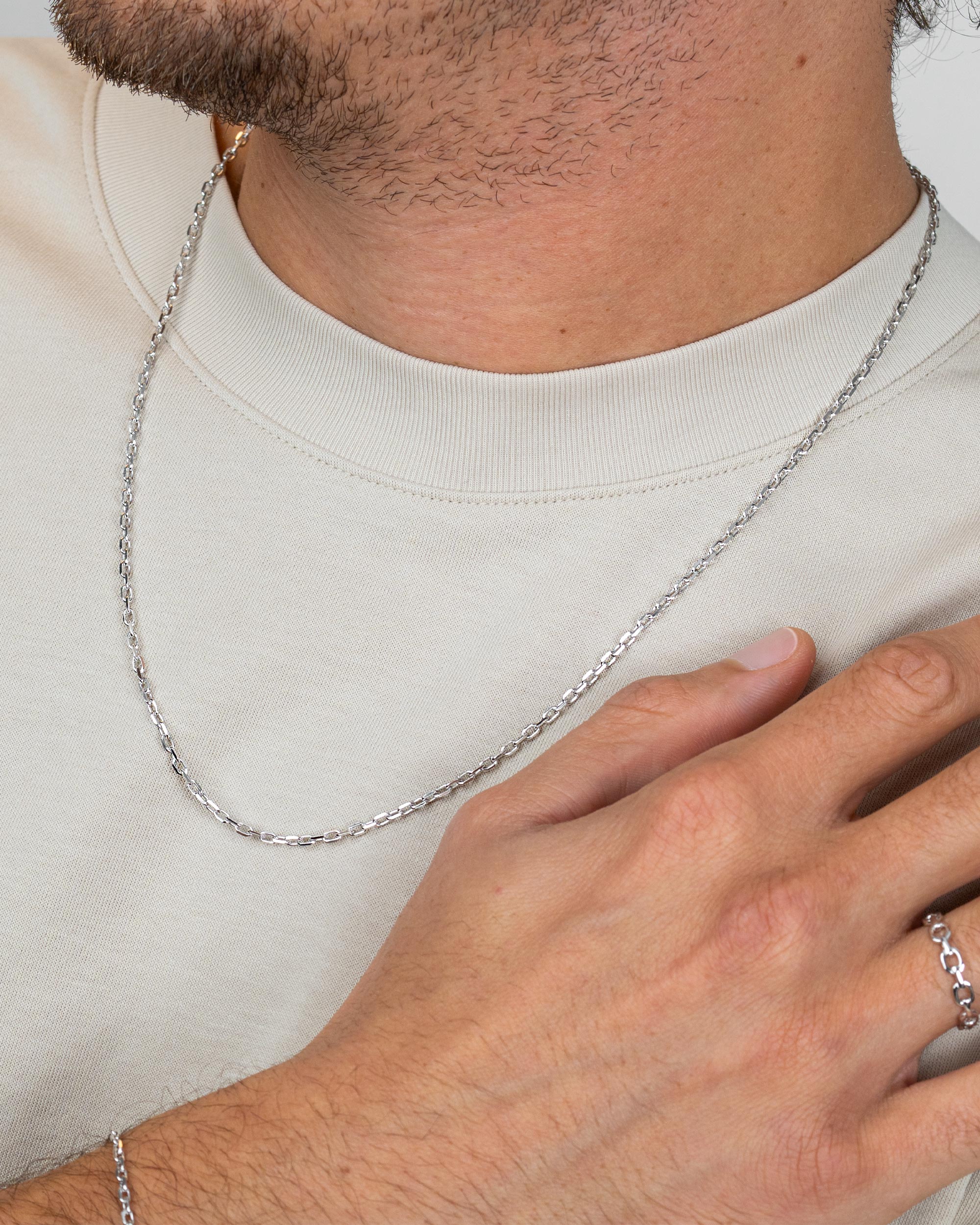 men wearing the sterling silver cable chain necklace – close-up shot – Fravour
#material_925 Sterling Silver