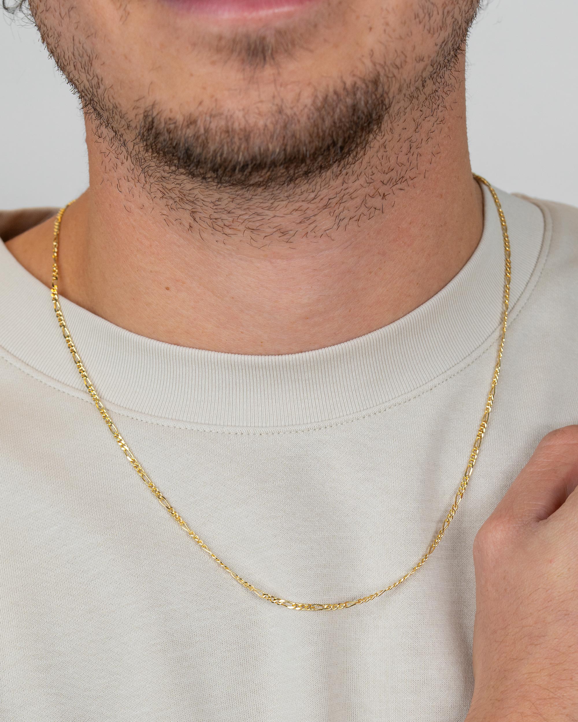 men wearing the gold plated figaro chain necklace – close-up shot – Fravour
#material_14ct Gold Plated