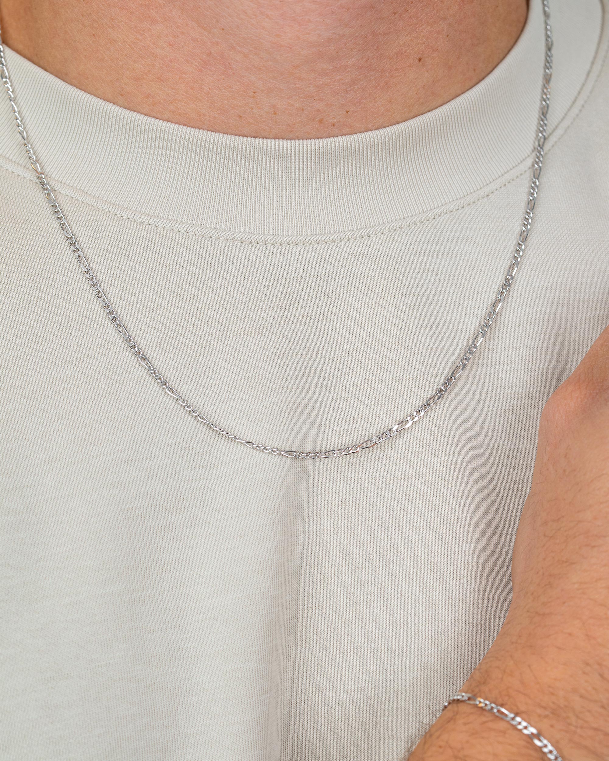 men wearing the sterling silver figaro chain necklace – close-up shot – Fravour
#material_925 Sterling Silver