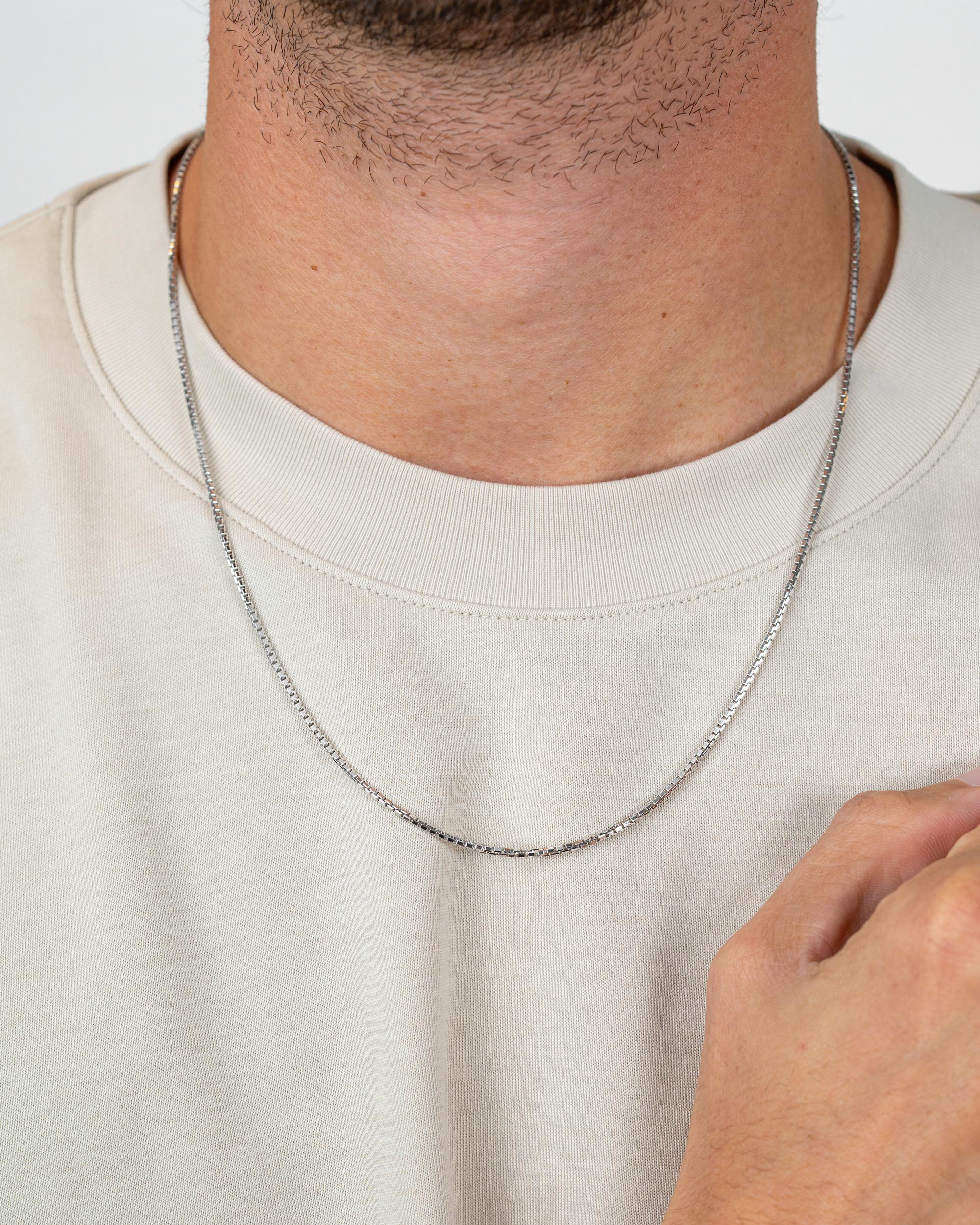 men wearing the sterling silver box chain necklace – close-up shot – Fravour
#material_925 Sterling Silver