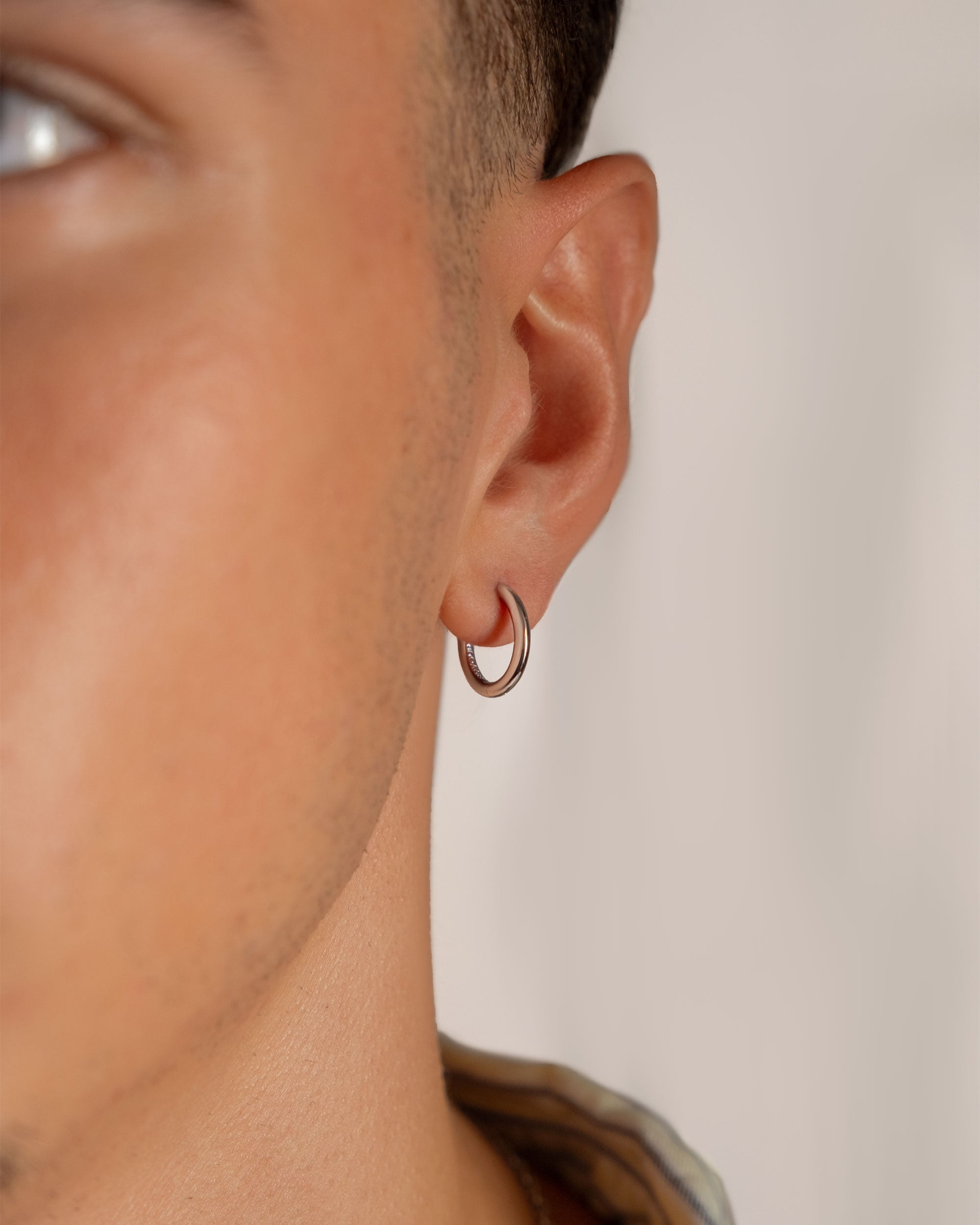 sterling silver large 15mm hoop earring worn on ear – close-up – Fravour
#material_925 Sterling Silver