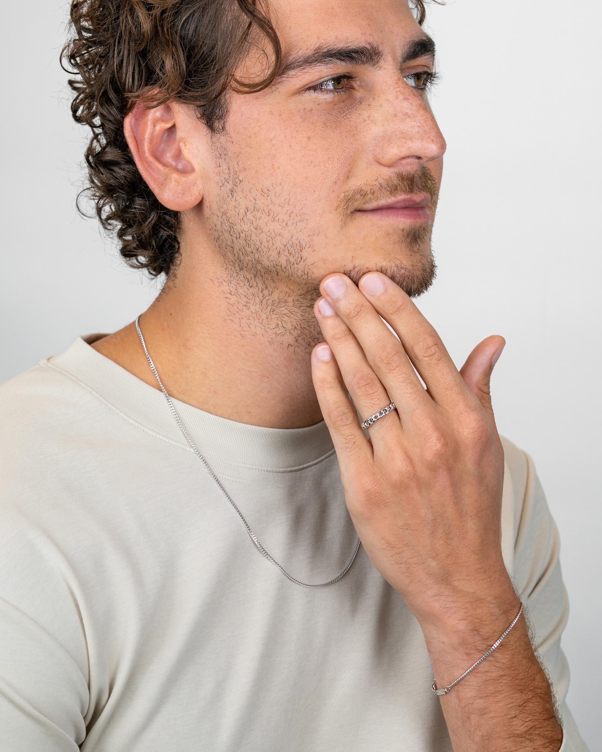 men’s sterling silver curb ring worn in full-body look – Fravour
#material_925 Sterling Silver