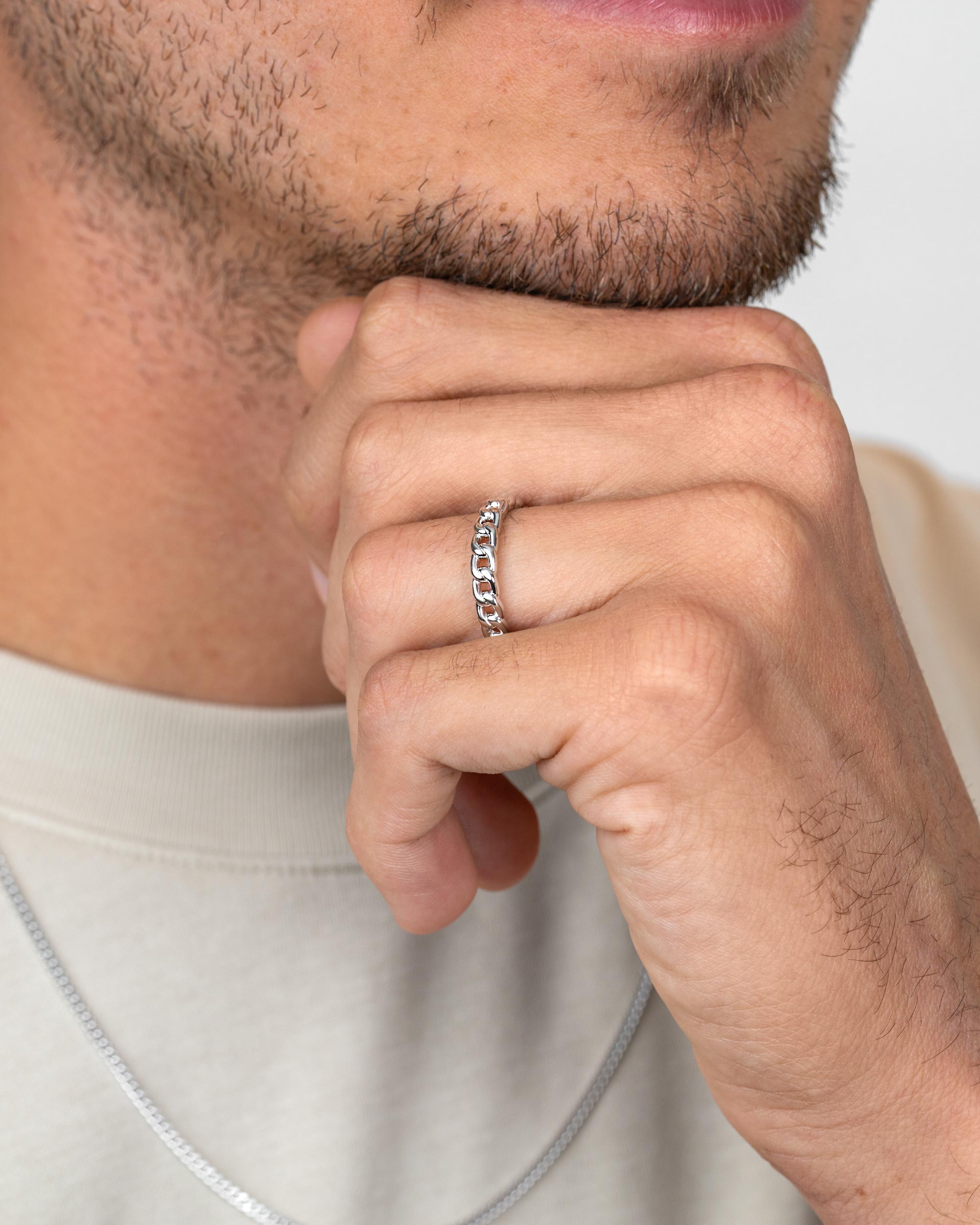 man wearing the sterling silver curb ring – close-up – Fravour
#material_925 Sterling Silver