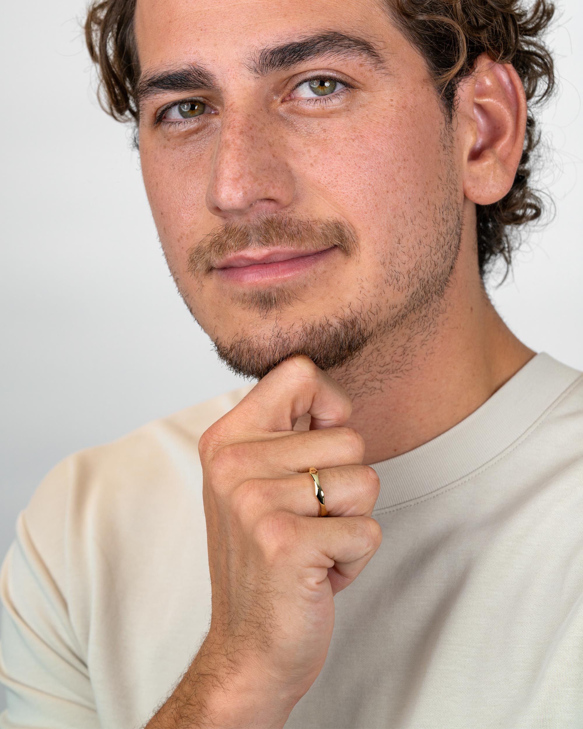 men’s gold plated wave ring worn in full-body look – Fravour
#material_14ct Gold Plated