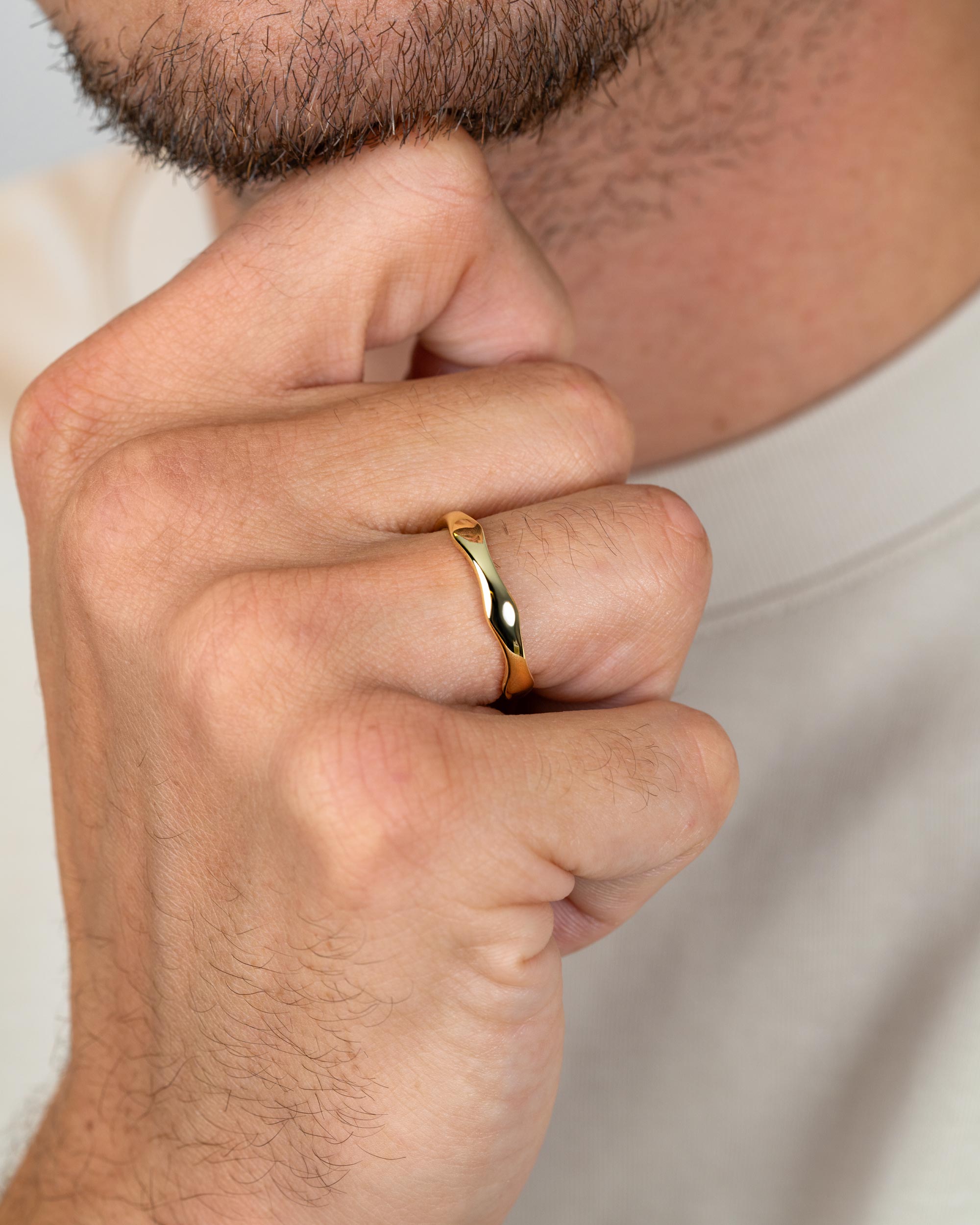 man wearing the gold plated wave ring – close-up – Fravour
#material_14ct Gold Plated