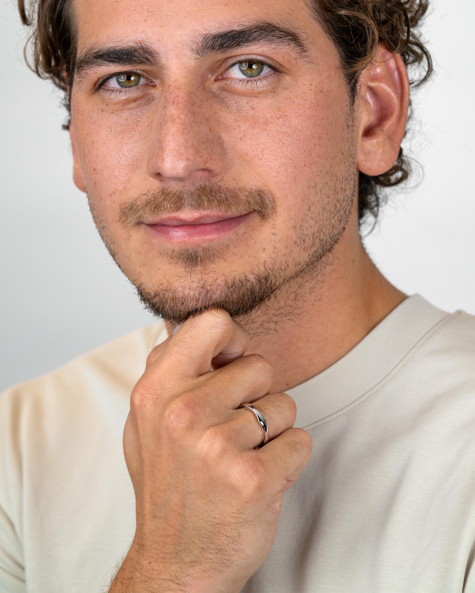 men’s sterling silver wave ring worn in full-body look – Fravour
#material_925 Sterling Silver