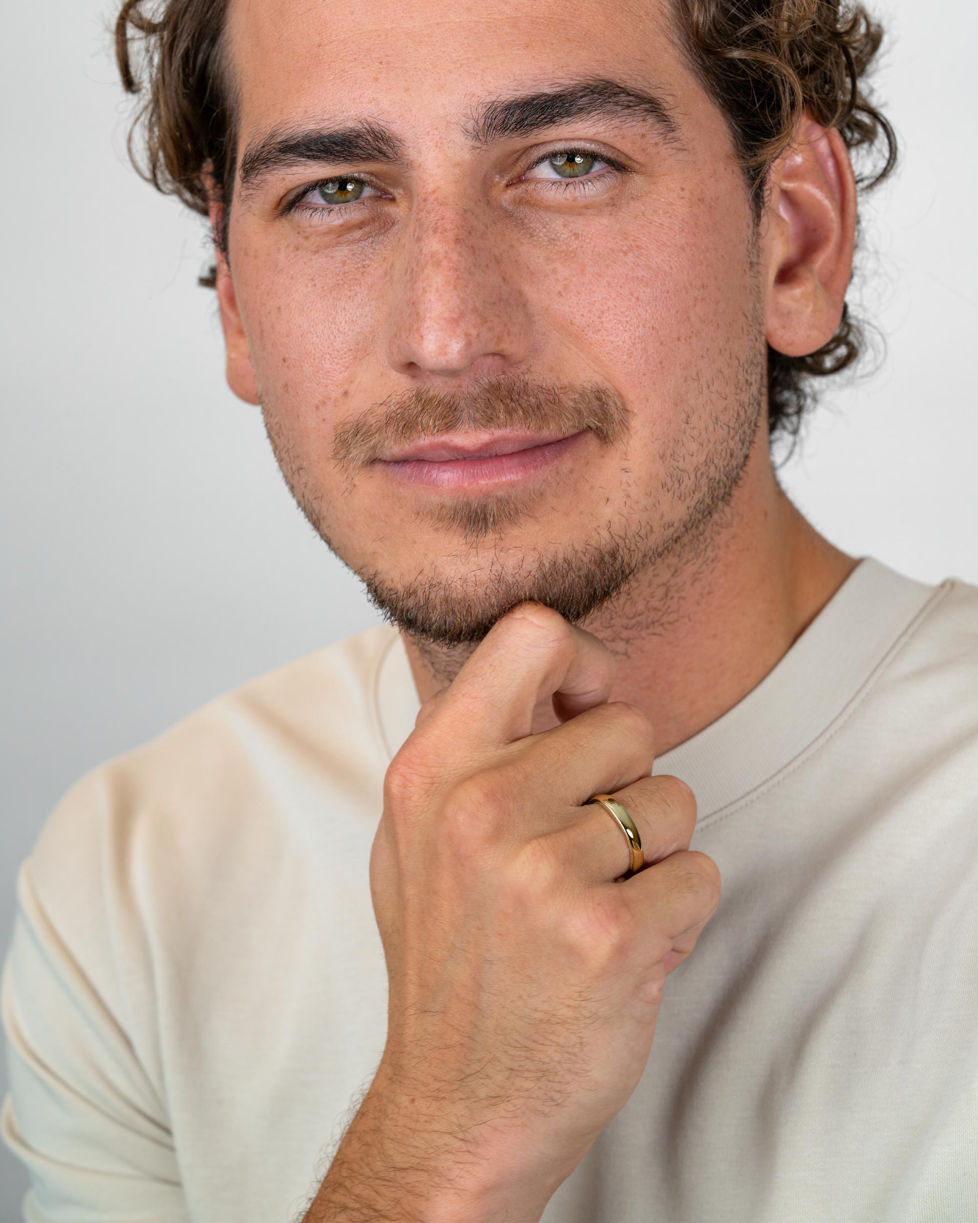 men’s gold plated band ring worn in full-body look – Fravour
#material_14ct Gold Plated