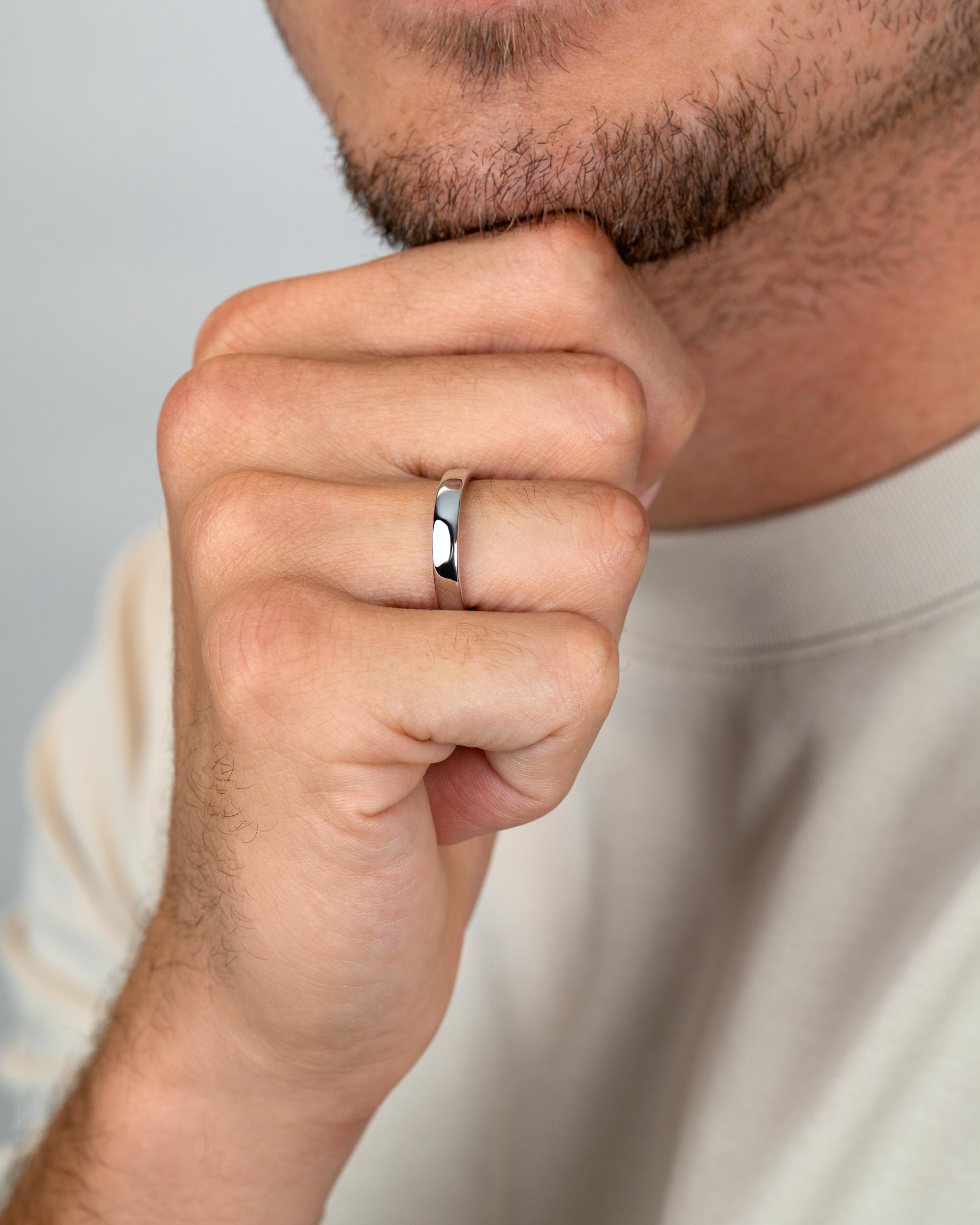 man wearing the sterling silver band ring – close-up – Fravour
#material_925 Sterling Silver